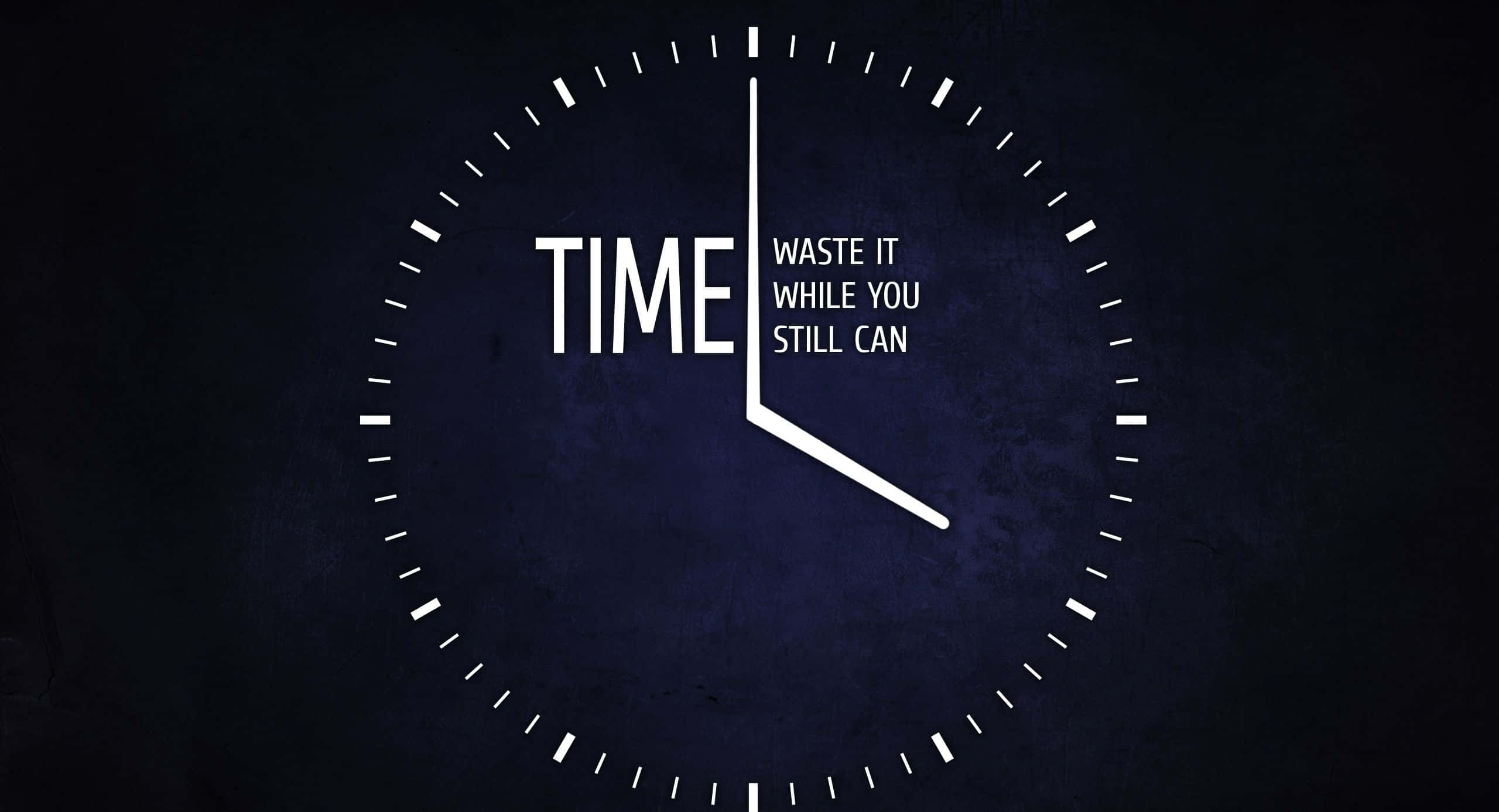 Time 桌布 壁紙 — 一個簡約的白色時鐘面，置於深色紋理背景上，並以粗體白色字體寫著「TIME WASTE IT WHILE YOU STILL CAN」。