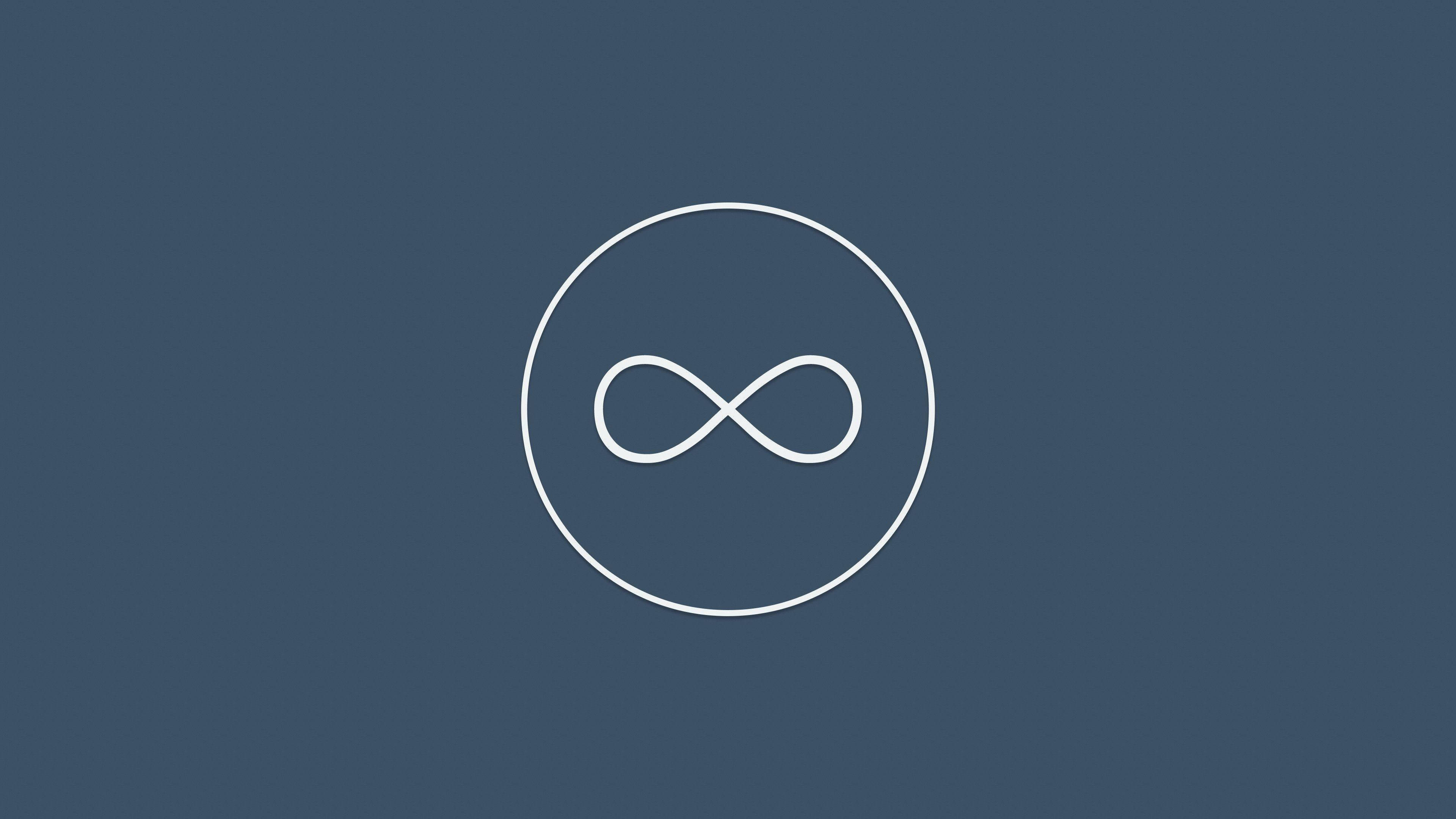 Infinity Symbol 桌布 壁紙 — 一個簡約的白色無限符號位於圓形內，居中於純藍色背景上。