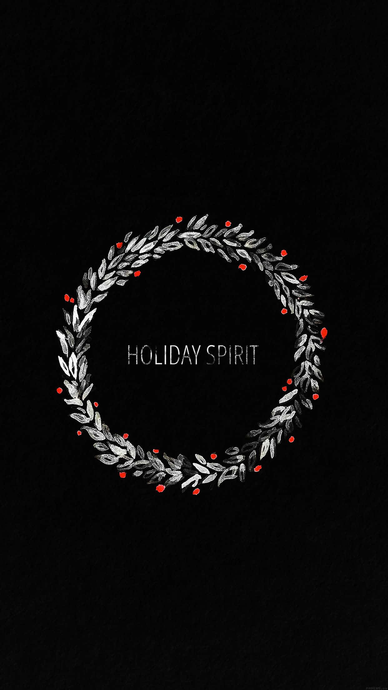 Dark Christmas 桌布 壁紙 — 一個簡約的銀色花環，帶有紅色漿果，環繞著holiday spirit文字，背景為純黑色。