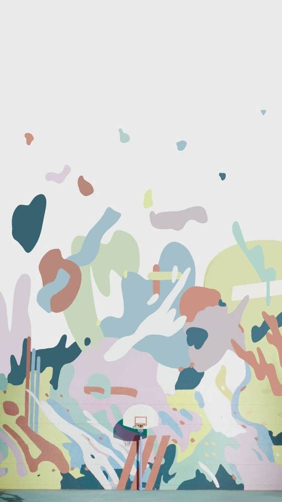 bts lockscreen 桌布 壁紙 — 一個籃球框矗立在充滿活力的抽象壁畫前，壁畫上有淺色牆壁上的柔和色塊和色彩飛濺。