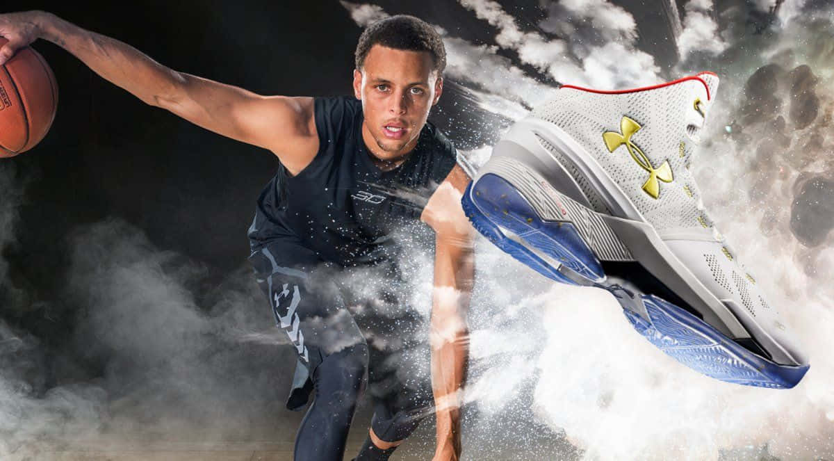 steph curry 桌布 壁紙 — 一個籃球運動員在移動中，運動鞋在黑暗背景中爆出粉末雲。