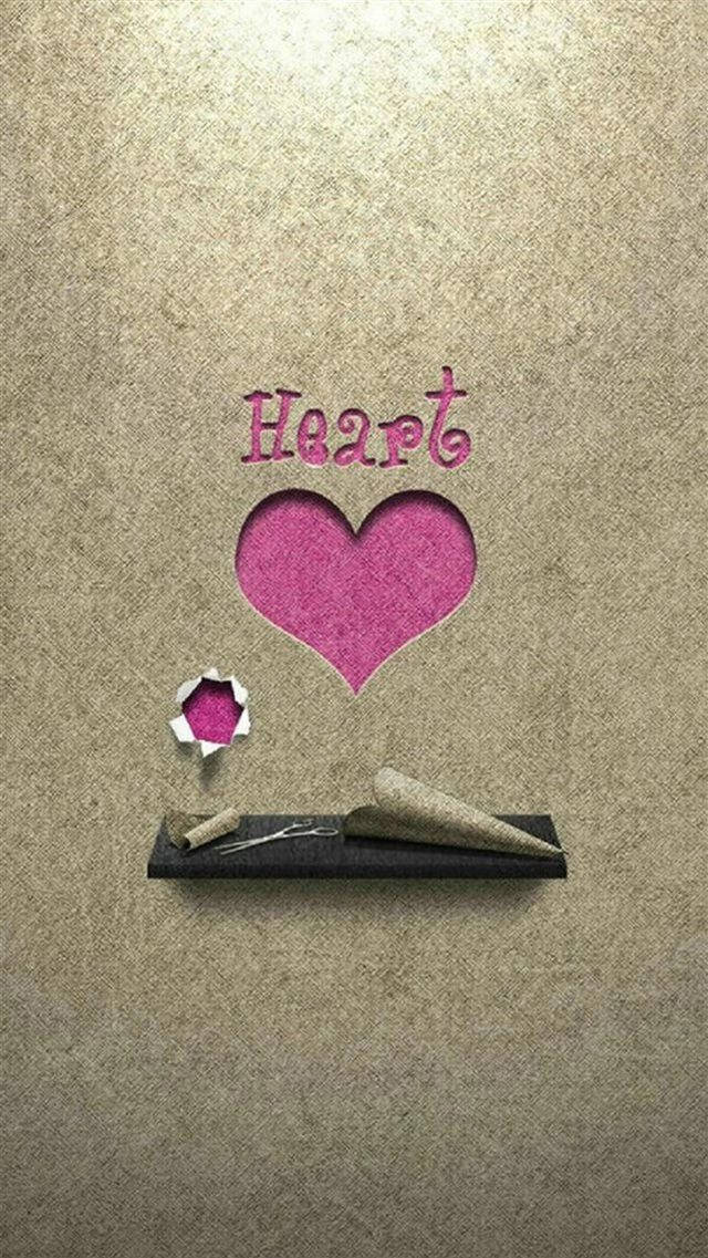 心形 桌布 壁紙 — 一個粉紅色心形剪紙，上面有 'Heart' 字樣，位於有紋理的米色紙上，附近有一個撕裂的洞和畫筆。