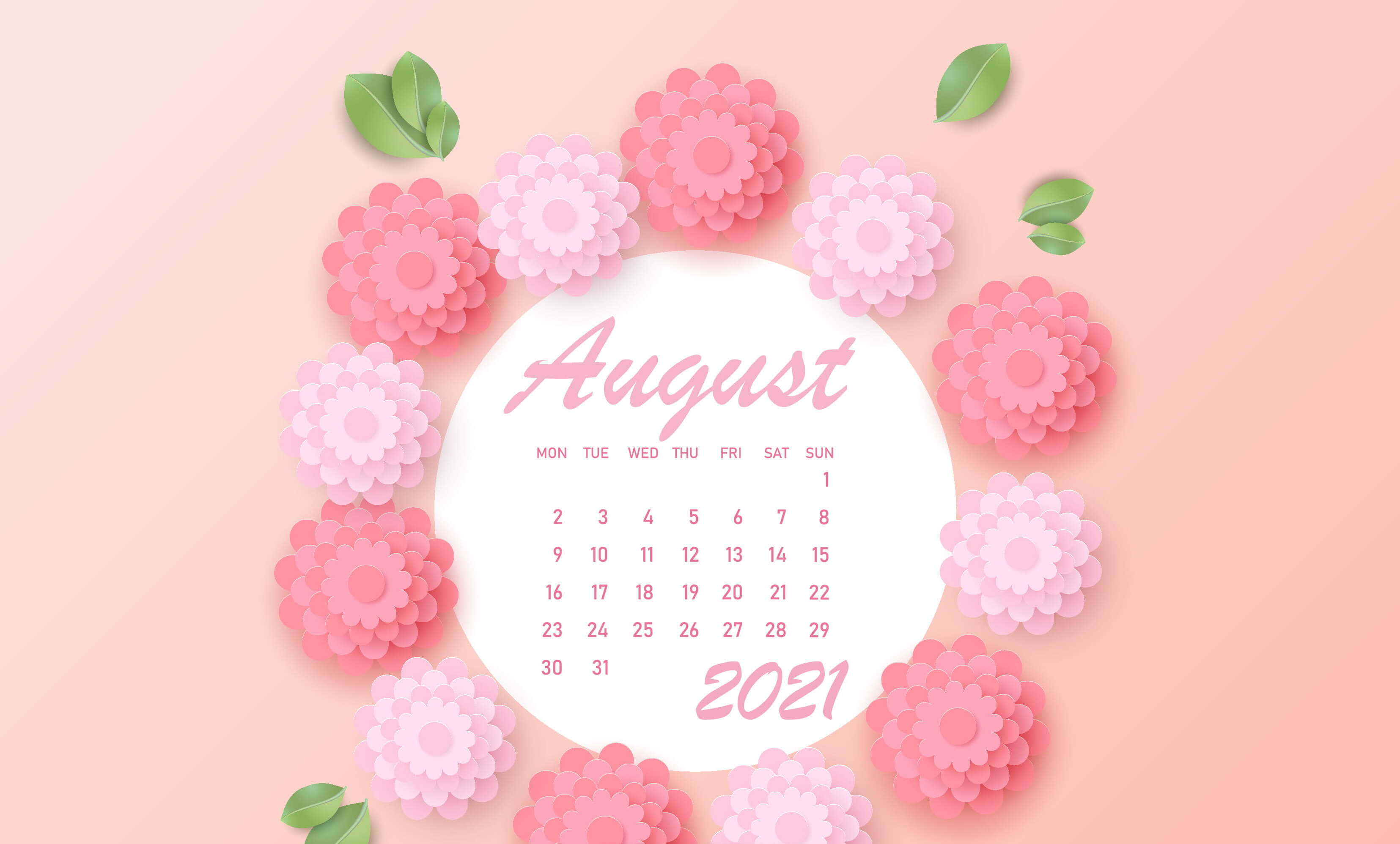 August 桌布 壁紙 — 一個粉紅色柔和漸變背景上，被層疊紙花和綠葉環繞的2021年8月月曆。
