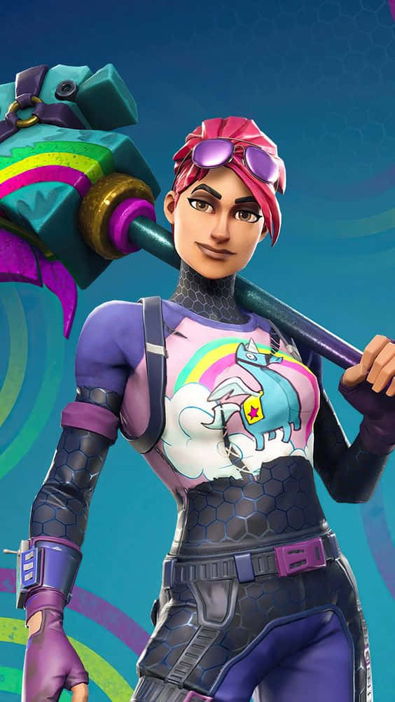 Ramirez Fortnite 桌布 壁紙 — 一個粉紅色頭髮、戴著紫色護目鏡的Fortnite角色，在旋轉的藍色背景前拿著一把彩虹色的錘子。