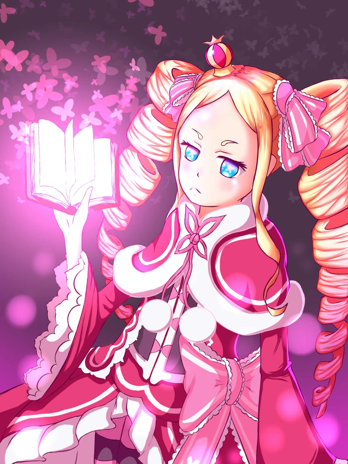 Re Zero Beatrice 桌布 壁紙 — 一個粉紅色頭髮、藍色眼睛的Q版動漫女孩，手持一本發光的書，粉紅色的蝴蝶在夢幻般的紫色迷霧中圍繞她飛舞。