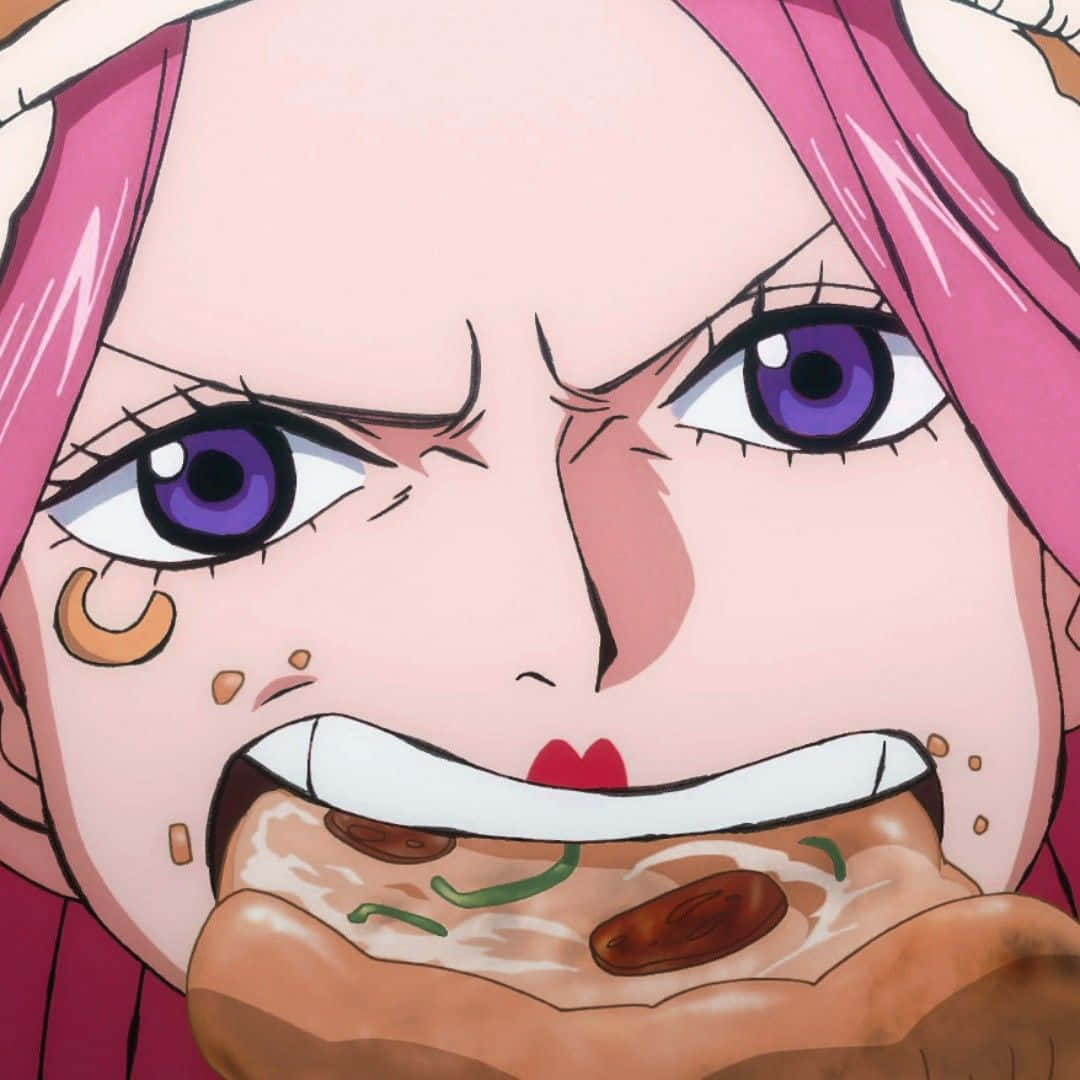 Jewelry Bonney 桌布 壁紙 — 一個粉紅色頭髮和紫色眼睛的動漫角色特寫，猛烈地咬著一塊有醬汁和配料的薄餅。