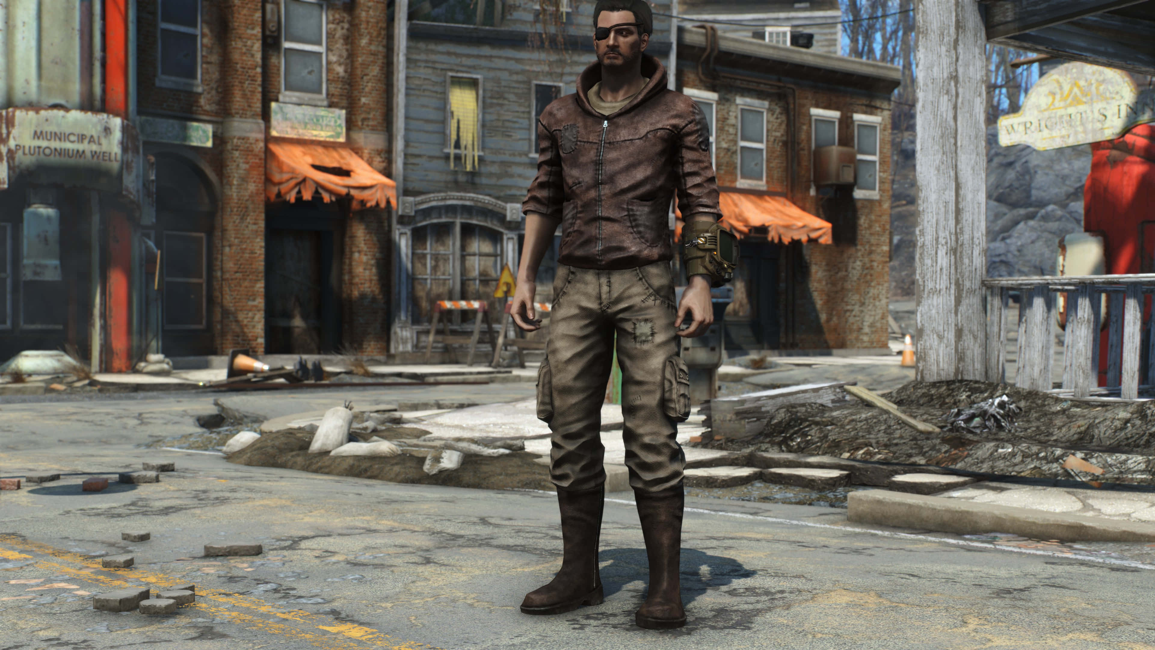 Fallout 4 The Capital Wasteland 桌布 壁紙 — 一個粗獷嘅男人穿着皮革裝備，企喺一條破爛嘅城市街道上，有爛咗嘅路面同被遺棄嘅商店門面。