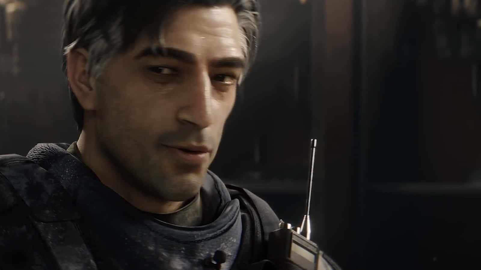 Rainbow Six Siege Doc 桌布 壁紙 — 一個粗獷男人嘅特寫，佢有灰白間雜嘅頭髮，喺昏暗嘅房裏面揸住一部收音機。
