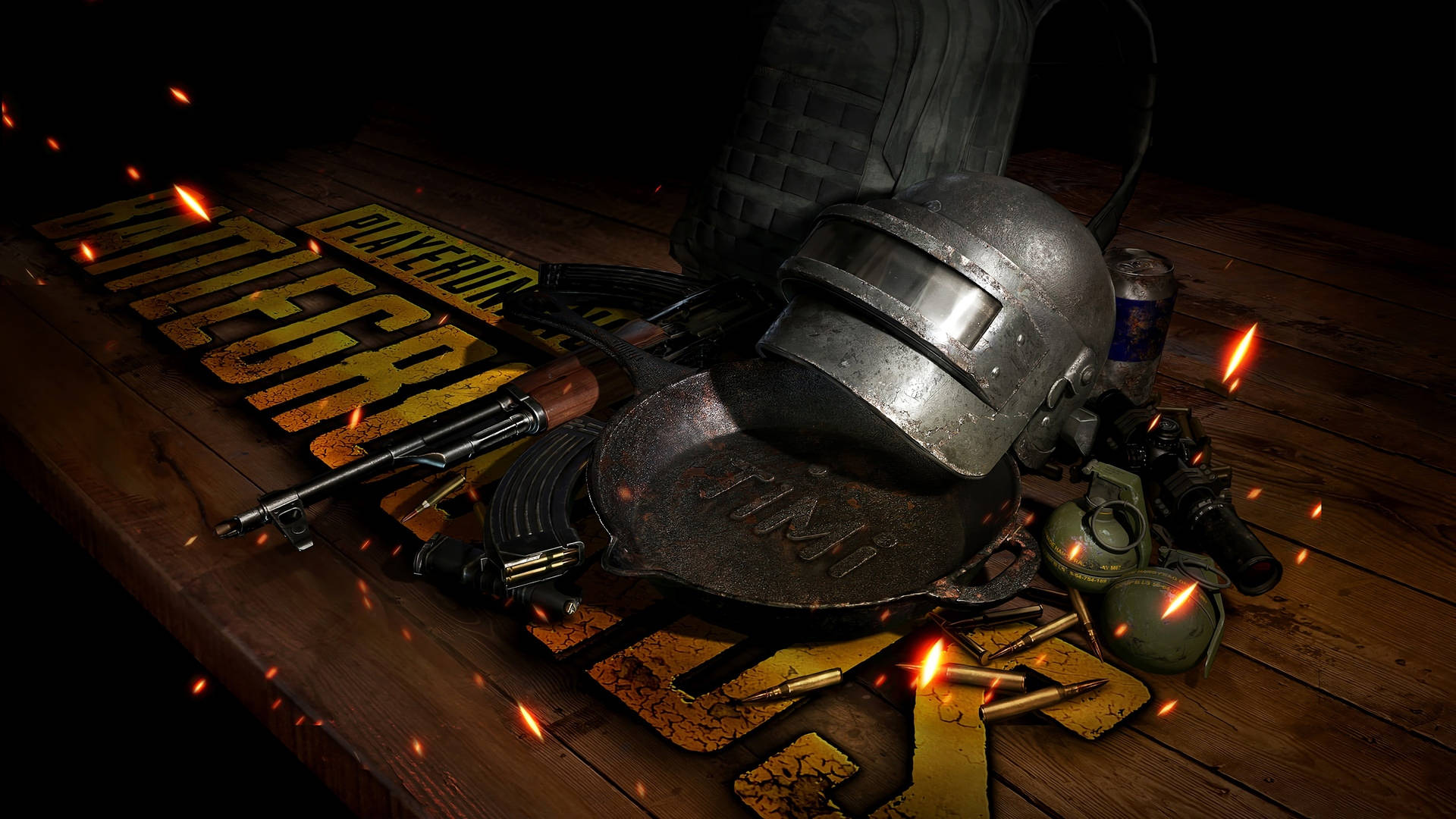 Playerunknown's Battlegrounds 桌布 壁紙 — 一個粗獷的 PUBG 主題設置，頭盔、步槍和手榴彈放在木桌上，周圍有發光的餘燼。