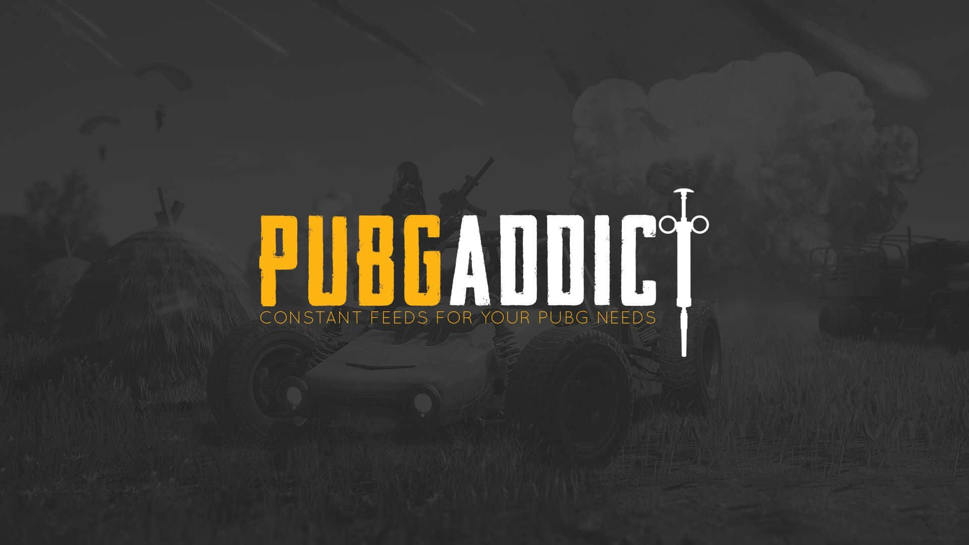 Pubg Logo 桌布 壁紙 — 一個粗獷的PUBGADDICT標誌，以粗體黃色和白色文字覆蓋在一個帶有降落傘、煙霧和軍用車輛的飽和度降低的戰場場景上。