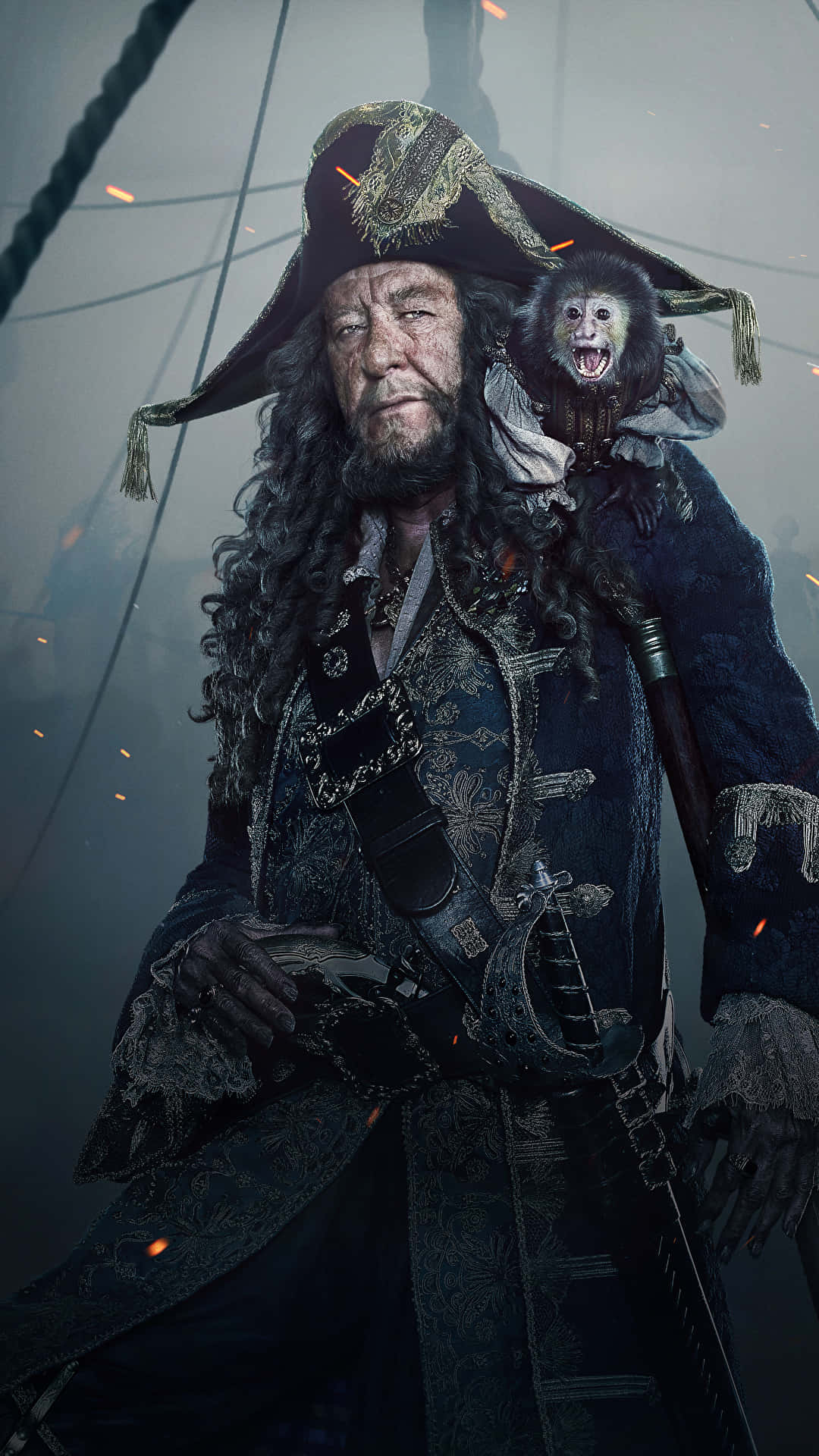 Pirates Of The Caribbean 桌布 壁紙 — 一個粗獷的海盜，肩上站著一隻猴子，站在船隻的索具中，周圍火花四濺。