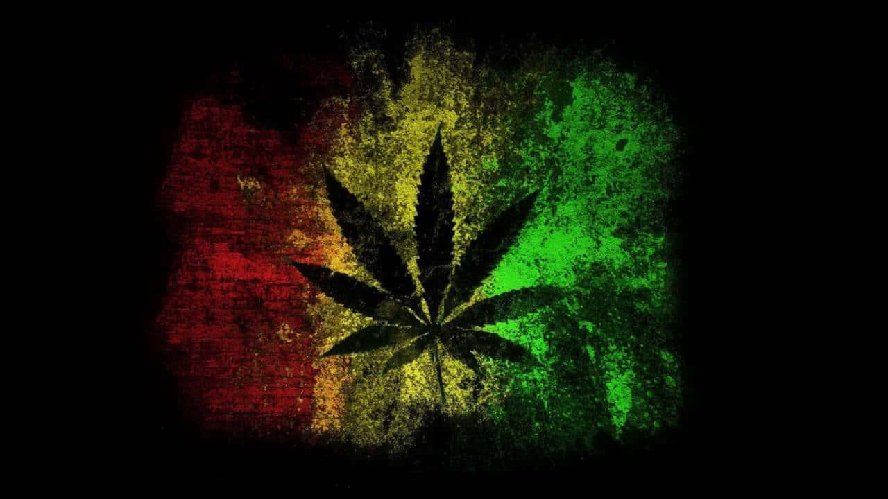 迷幻 桌布 壁紙 — 一個粗糙的大麻葉剪影，居中放在一個風化的紅、黃、綠旗上，背景為黑色。