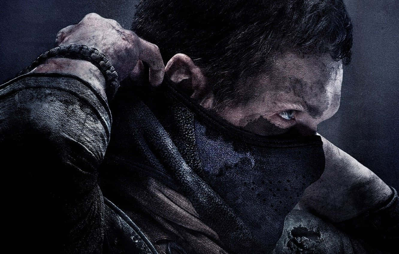 Call Of Duty Ghosts 桌布 壁紙 — 一個粗糙的特寫鏡頭，展示一個歷經戰鬥的男人，滿臉是血，藍色眼睛充滿強烈情感，在黑暗陰影的環境中緊抓著衣領。