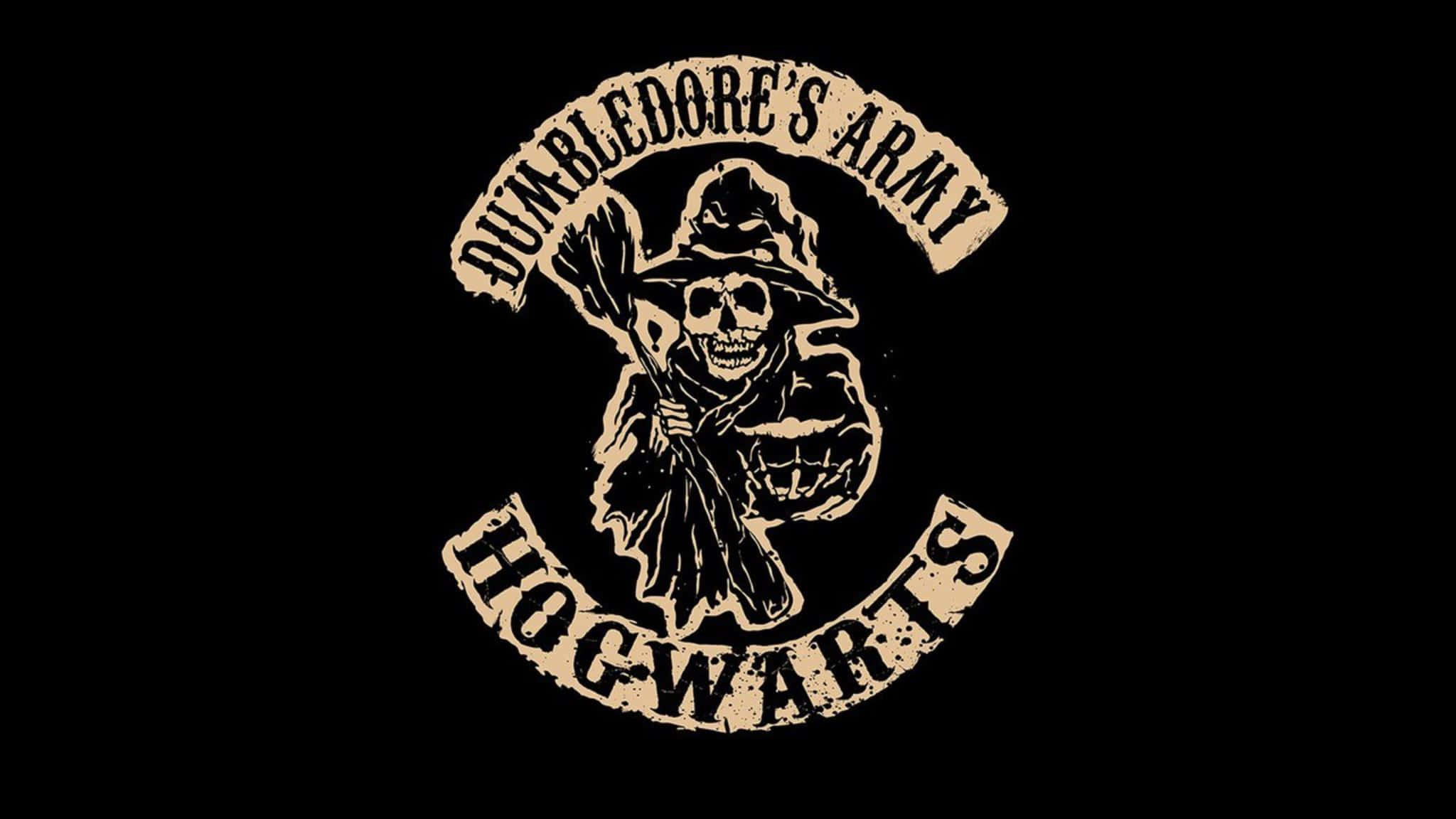 Dumbledore's Army 桌布 壁紙 — 一個粗糙的米色Dumbledores Army標誌，上面有一個戴著巫師帽、拿著掃帚的骷髏頭，背景為黑色。