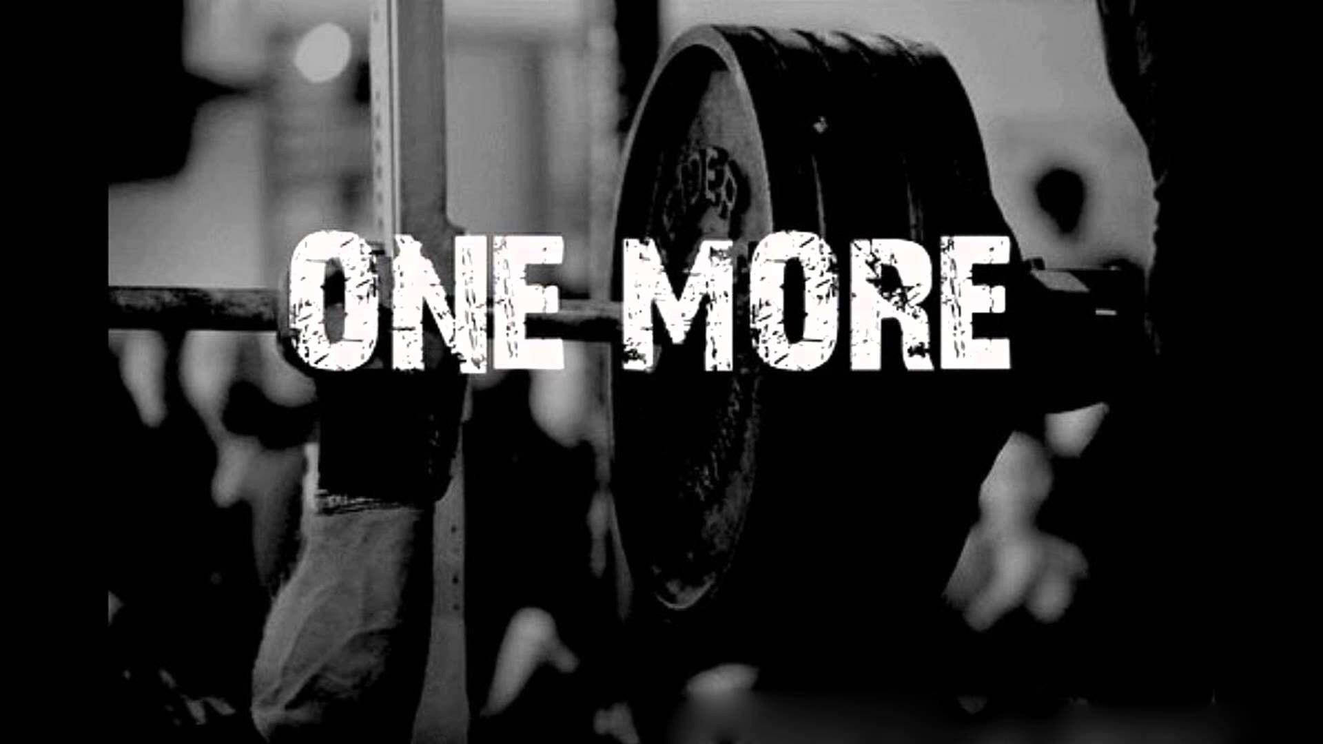 動力 桌布 壁紙 — 一個粗糙的黑白健身場景，粗體文字 'one more' 疊加在舉重運動員的槓鈴上。