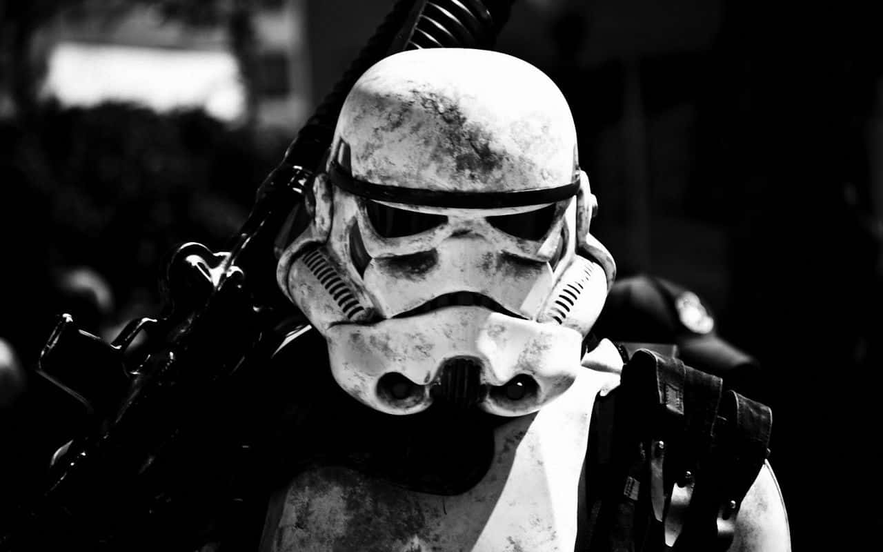 Cool Star Wars 桌布 壁紙 — 一個粗糙的黑白特寫，展示了一個風化的風暴兵頭盔，肩上掛著一把爆能步槍。
