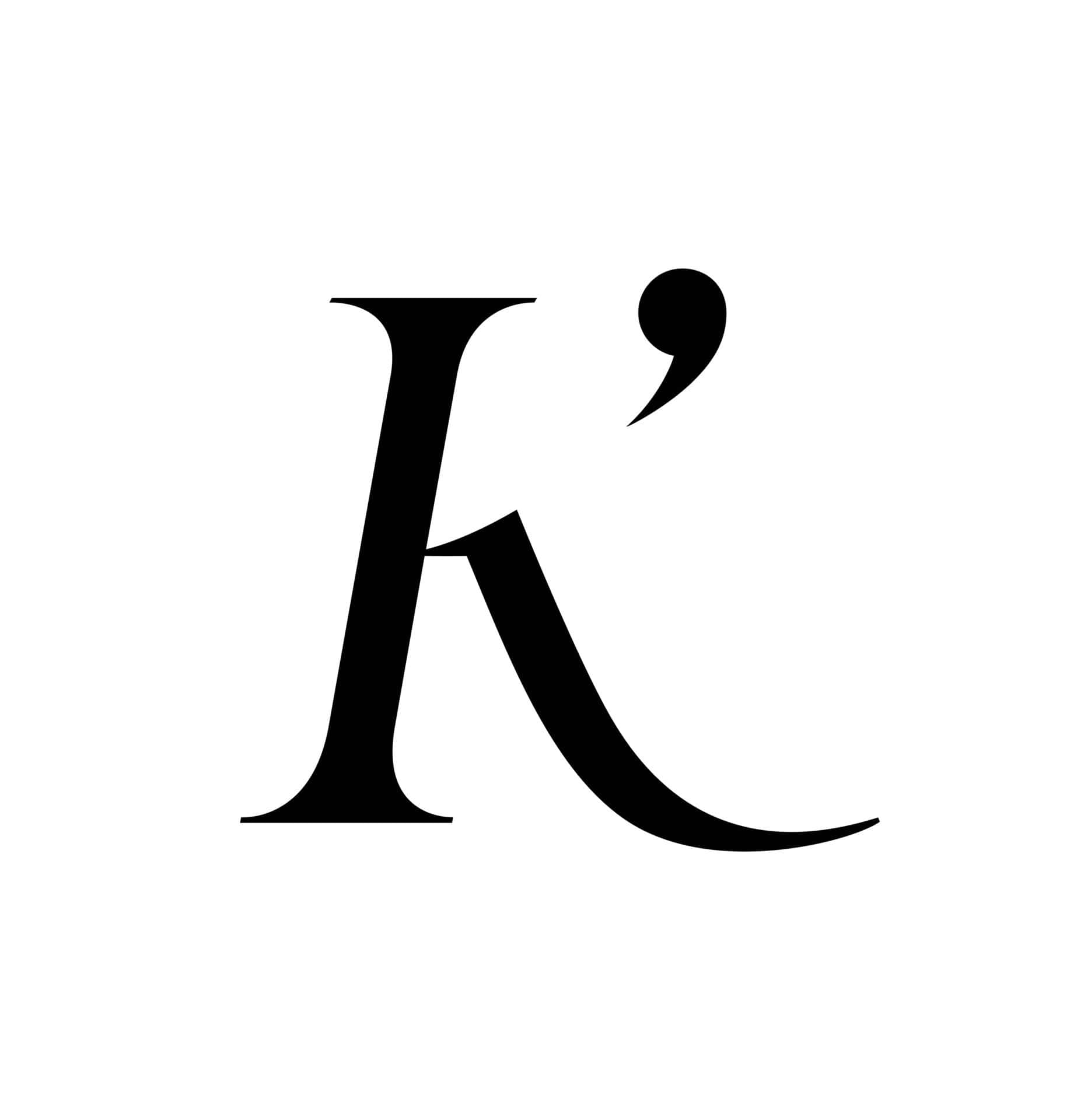 K 桌布 壁紙 — 一個粗體黑色襯線字母K，附有撇號，居中在純白色背景上。