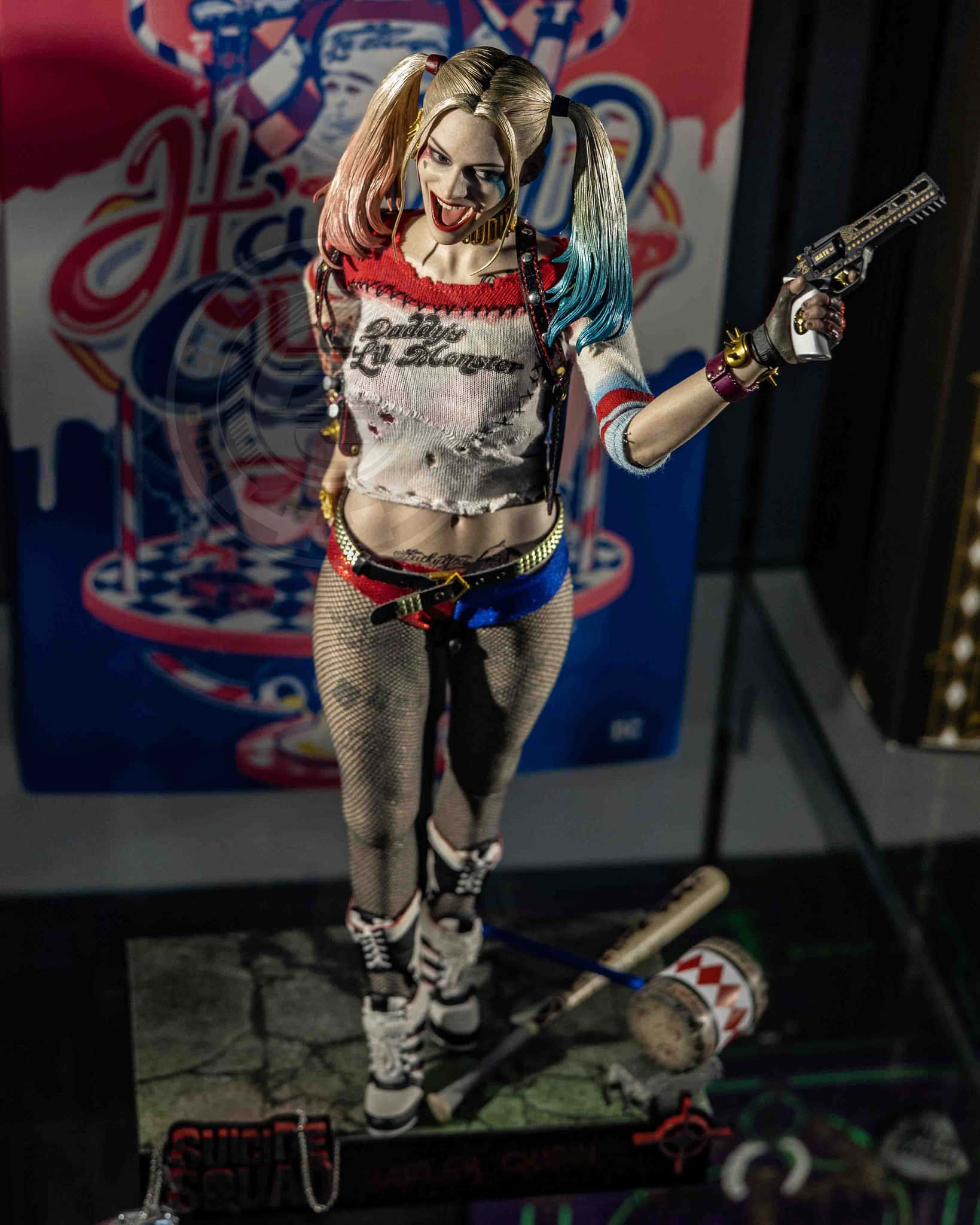Suicide Squad 桌布 壁紙 — 一個精細的哈莉·奎茵動作人偶，在色彩繽紛的《自殺突擊隊》背景前，手持槍和槌子擺出姿勢。