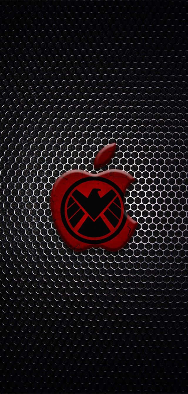 shield 桌布 壁紙 — 一個紅色Apple標誌，咬痕被黑色S.H.I.E.L.D.徽章取代，背景為深色穿孔金屬。