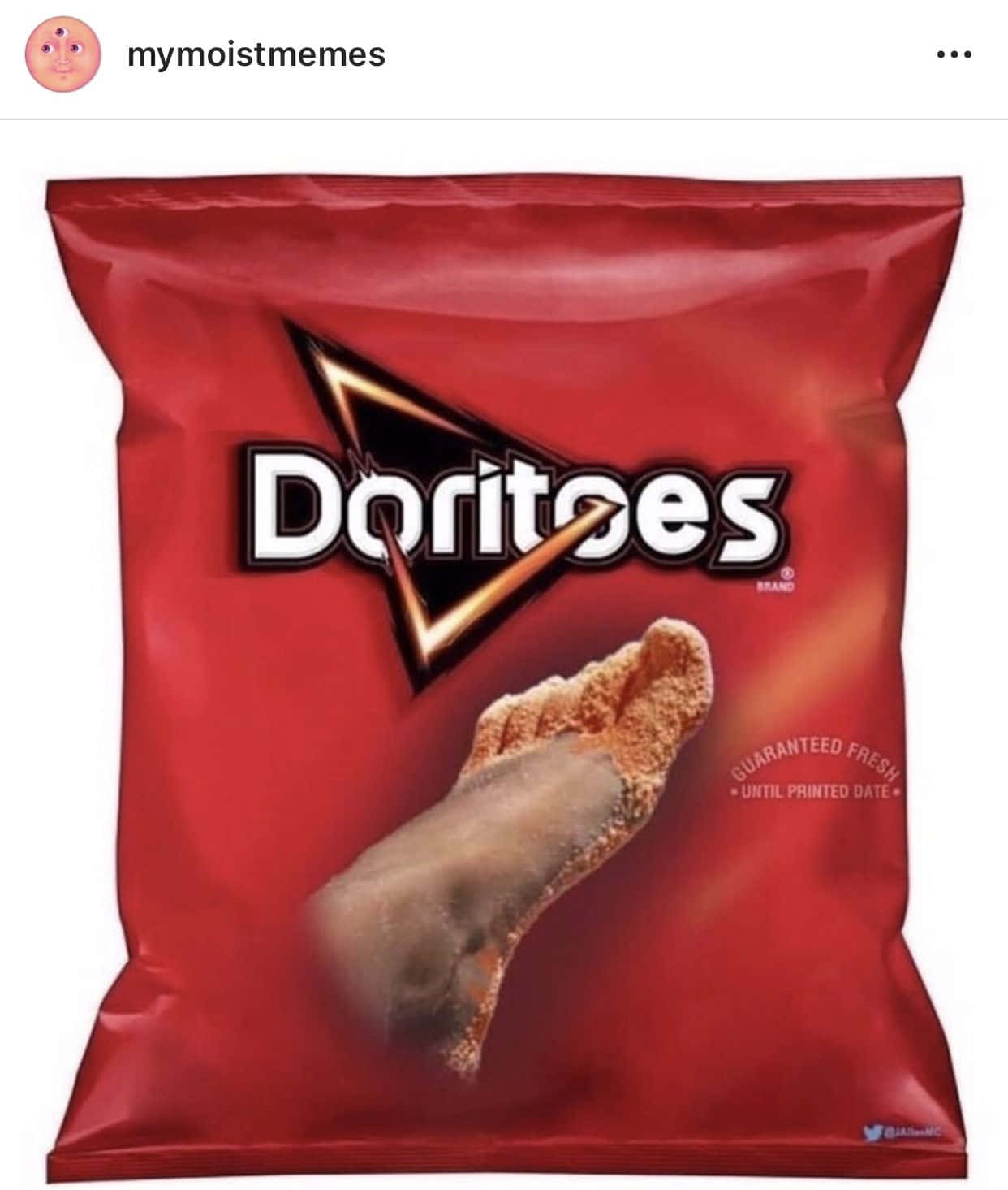 Food Memes 桌布 壁紙 — 一個紅色多力多滋包裝袋上，有一隻腳沾滿調味粉，就像一塊薯片一樣。