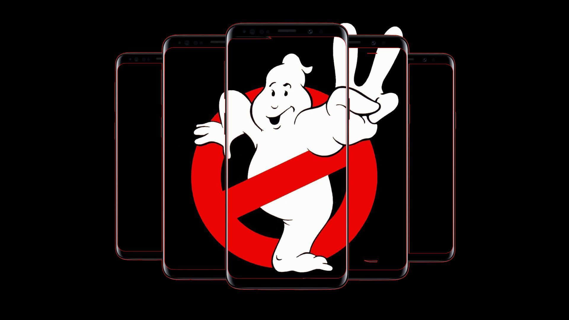 Ghostbusters 桌布 壁紙 — 一個紅色禁止標誌內的開心卡通鬼魂在智能手機屏幕上微笑並做出和平手勢。