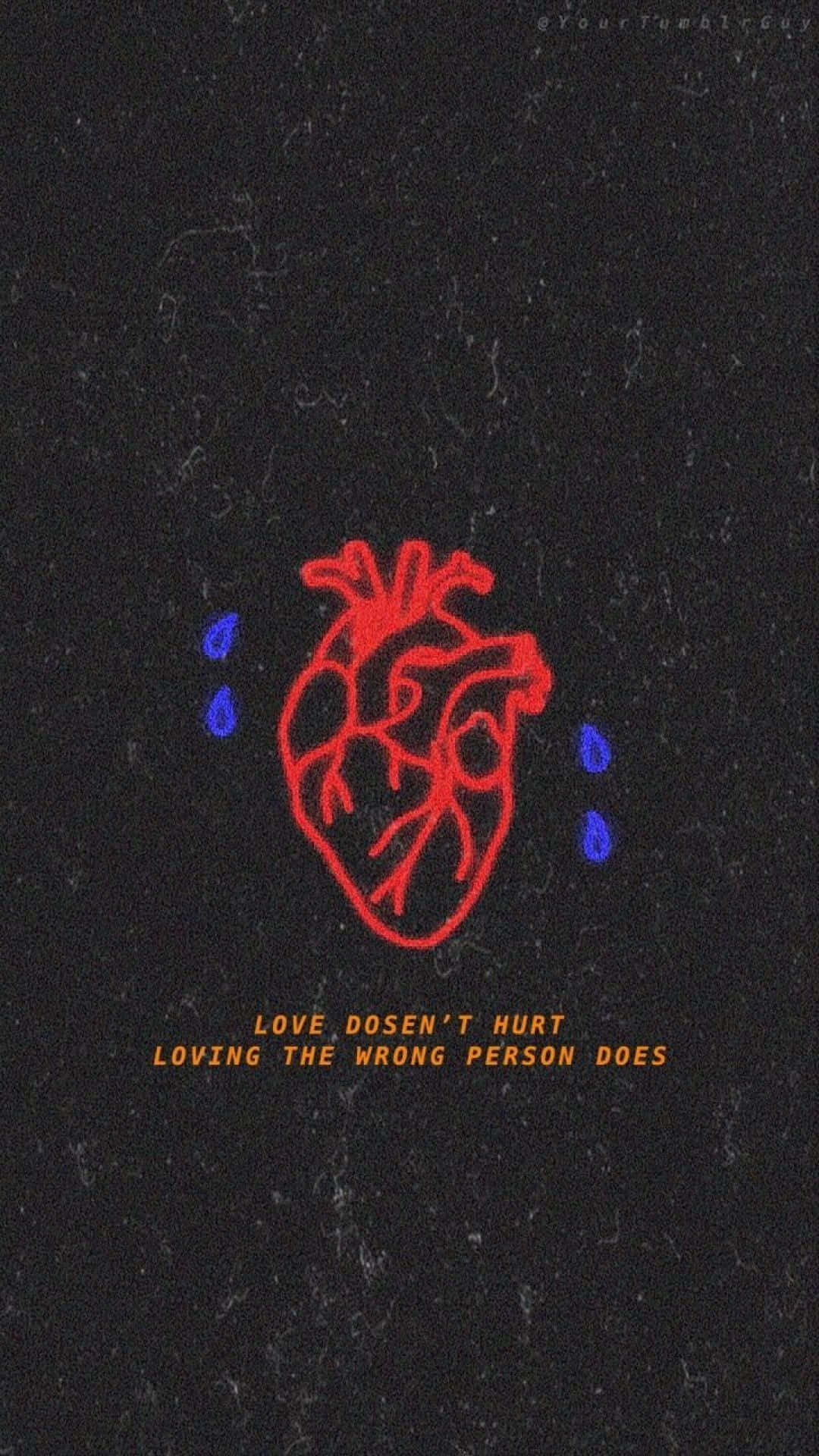 sadness 桌布 壁紙 — 一個紅色解剖學心臟插圖在帶紋理的黑色背景上滴下藍色眼淚，下方有橙色文字。