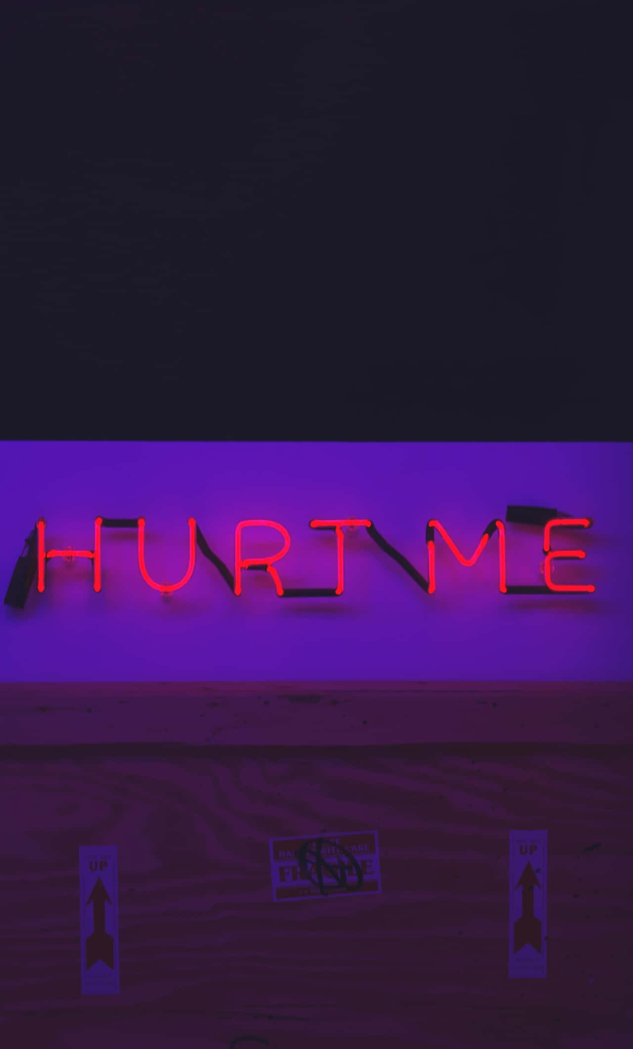 hurt 桌布 壁紙 — 一個紅色霓虹燈牌拼出「HURT ME」，在紫色牆壁上發光，下方是帶有箭頭貼紙的木地板。