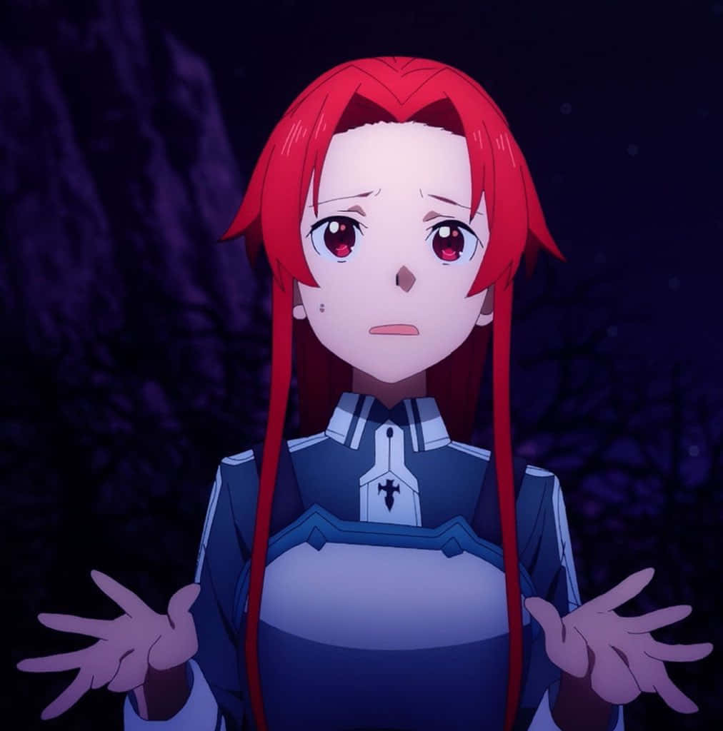 Tiese Shtolienen 桌布 壁紙 — 一個紅髮動漫女孩穿著藍色制服，在夜晚的黑暗森林中站著，表情困惑，雙手舉起。