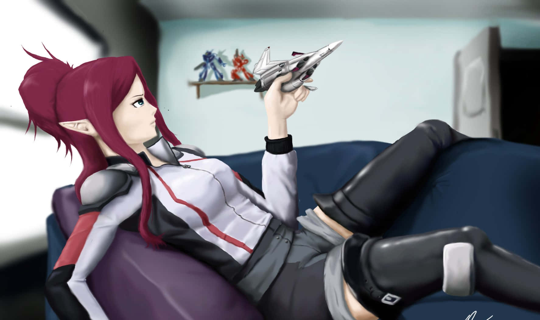Macross Delta 桌布 壁紙 — 一個紅髮動漫女孩躺在沙發上，手裡拿著一架戰鬥機模型，身後的架子上有公仔。