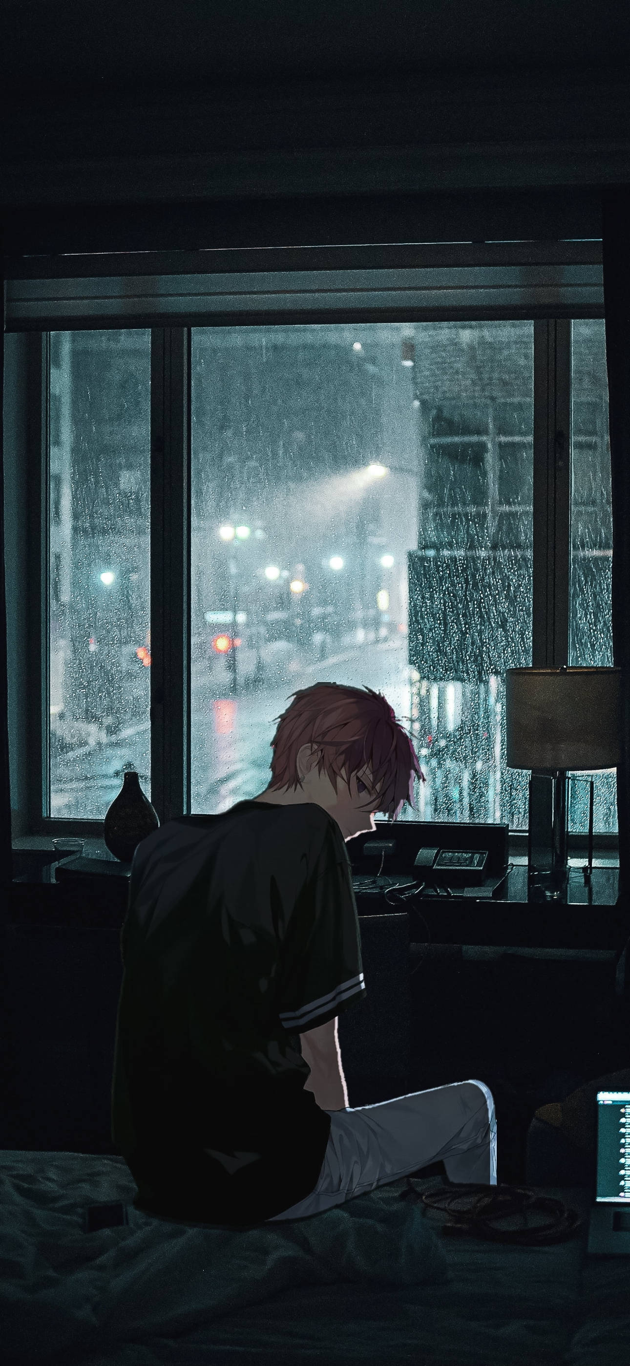 japanese aesthetic iPhone 桌布 壁紙 — 一個紅髮動漫男孩坐在床上，望著雨水斑駁的窗外，夜晚城市街道燈光昏暗。