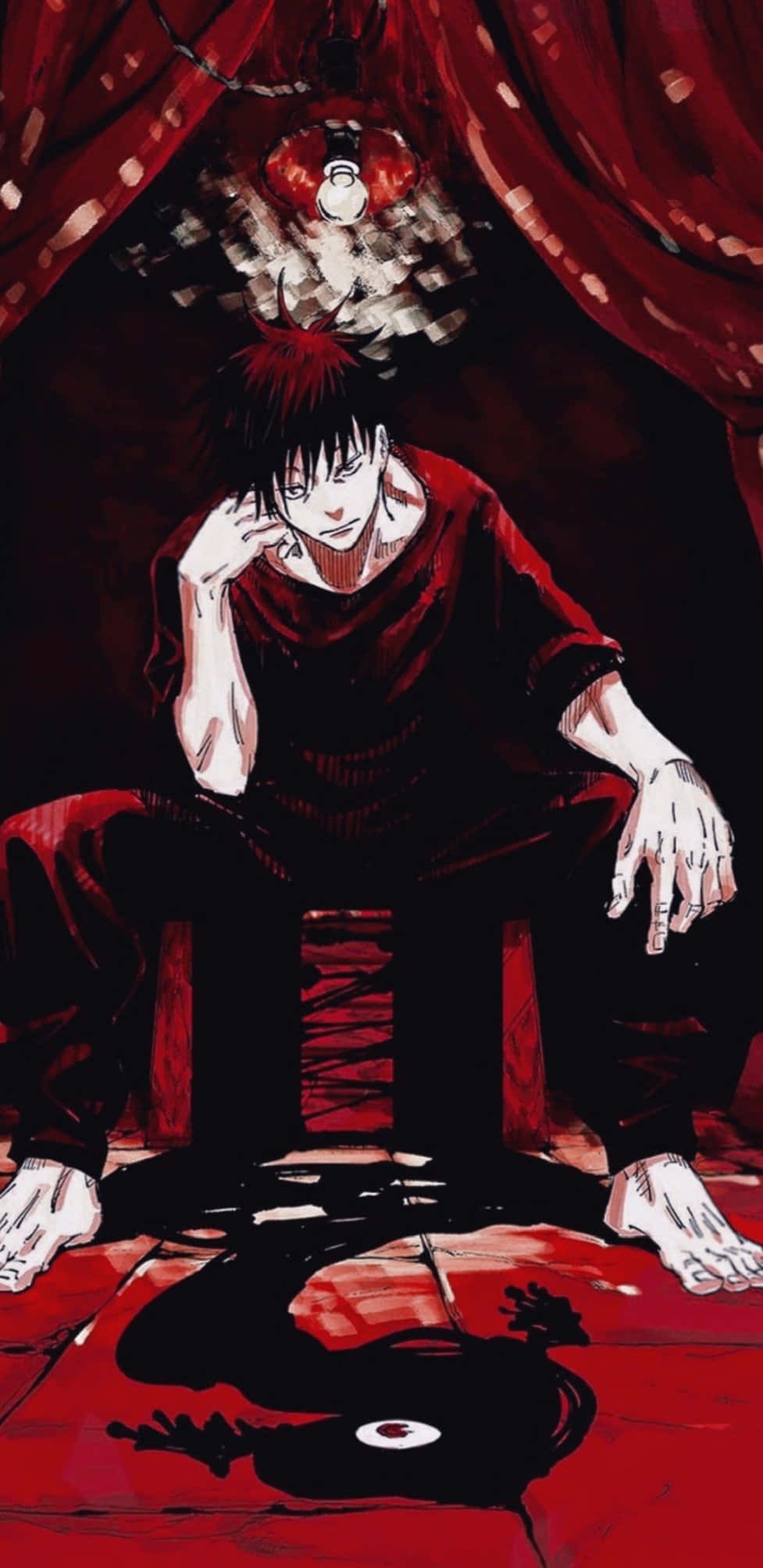 Toji Fushiguro 桌布 壁紙 — 一個紅髮動漫男孩赤腳坐在紅色地板上，一個紅髮女孩漂浮在他上方，背景是深紅色窗簾。