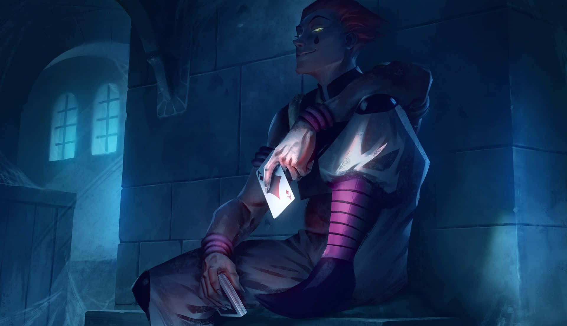 hisoka 桌布 壁紙 — 一個紅髮動漫角色坐在昏暗的石室中，在拱形窗戶透出的詭異藍光下手持卡牌。