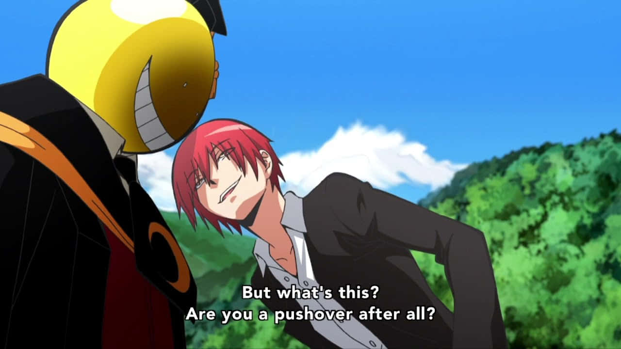 Koro Sensei 桌布 壁紙 — 一個紅髮動漫角色面對一個黃色面具人物，在明亮的藍天和綠色山丘背景下冷笑。