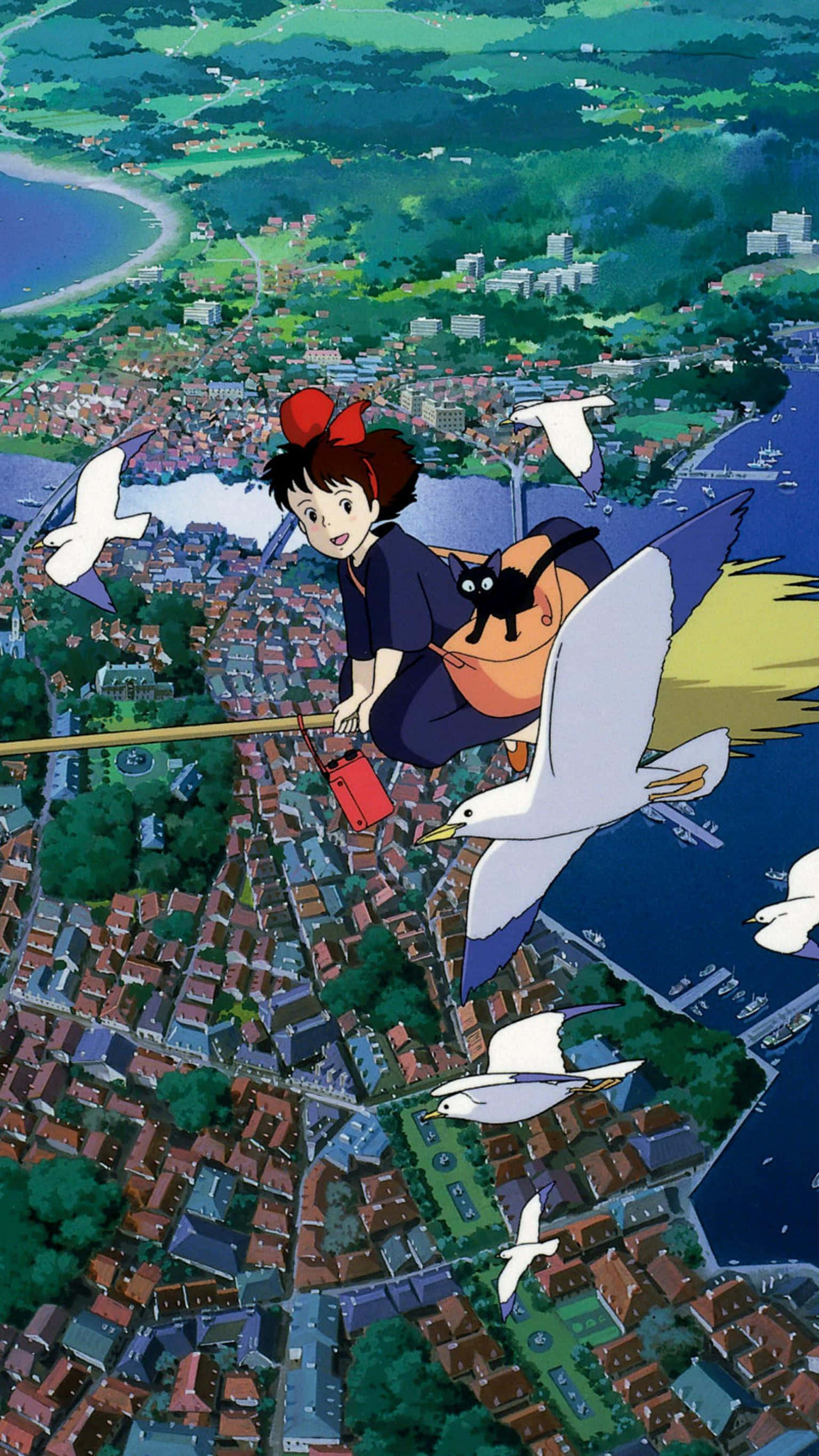 kiki's delivery service 桌布 壁紙 — 一個紅髮少女和一隻黑貓騎著掃帚飛越沿海小鎮，白色海鷗在她周圍飛翔。
