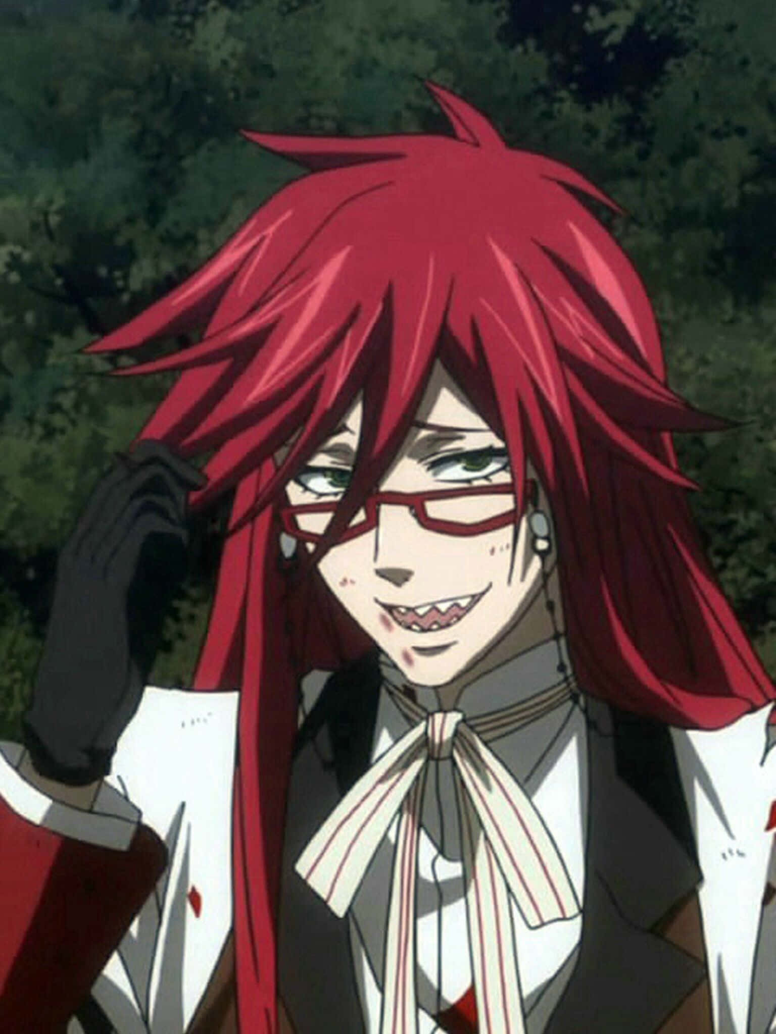Grell Sutcliff 桌布 壁紙 — 一個紅髮戴眼鏡、露出邪惡笑容的動漫角色，站在黑暗森林背景前。