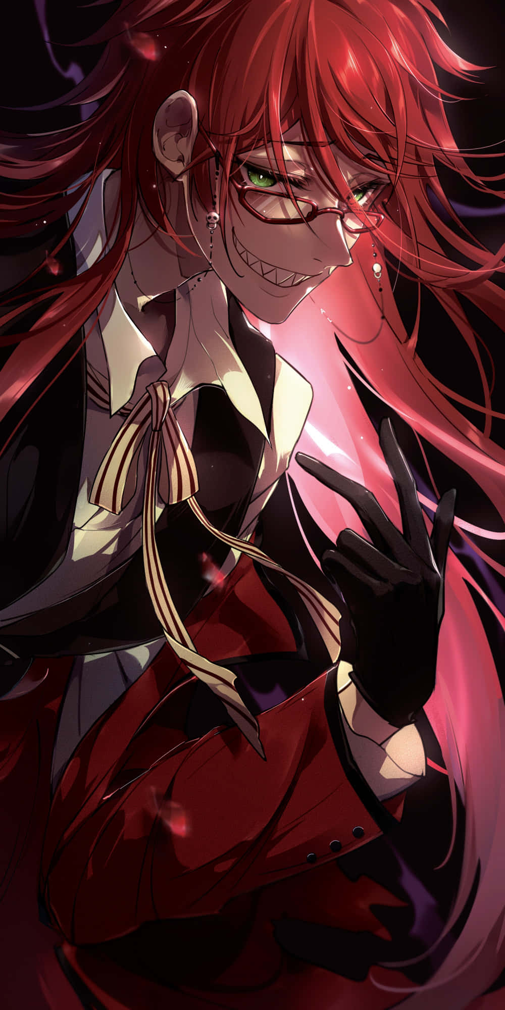 Grell Sutcliff 桌布 壁紙 — 一個紅髮戴眼鏡的動漫角色，帶著邪惡的笑容，穿著暗紅色發光的服裝擺姿勢。