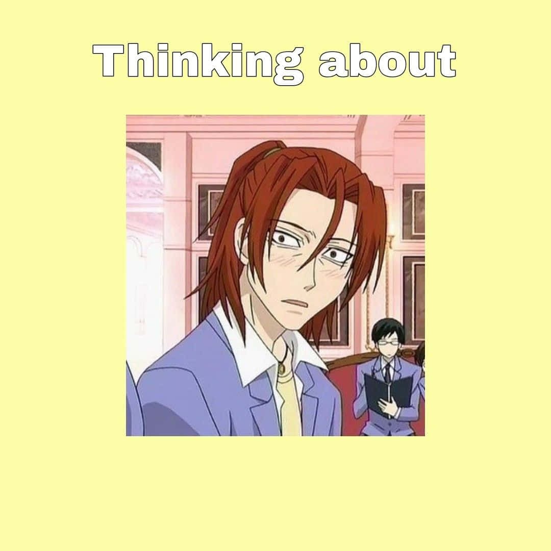 Kasanoda Ritsu 桌布 壁紙 — 一個紅髮的動漫角色表情嚴肅地站在粉紅色的房間裡，背景中坐著另一個人。