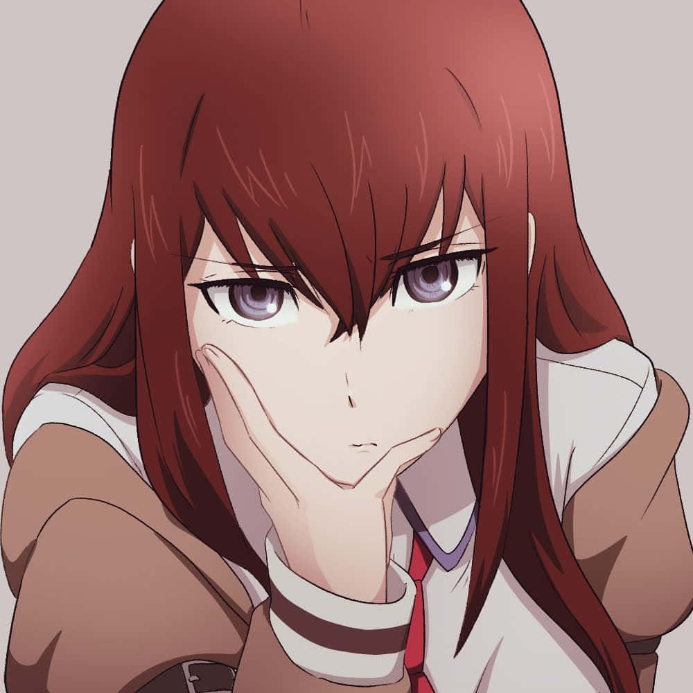 kurisu makise 桌布 壁紙 — 一個紅髮紫眼嘅動漫女仔近鏡，將下巴挨喺手上，背景係純色。