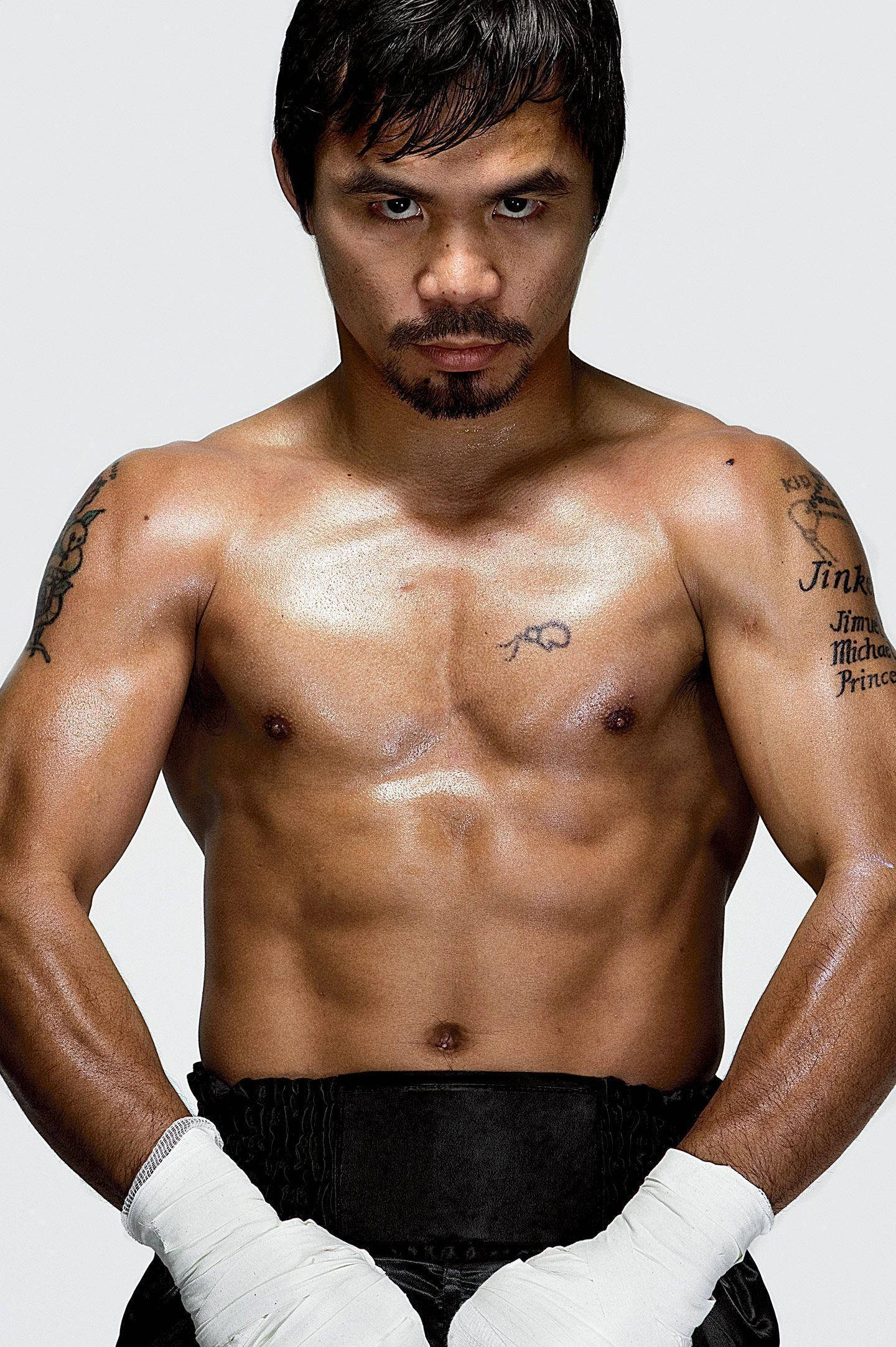 Manny Pacquiao Promo Photo 壁紙 — 一個紋身、赤膊、肌肉發達的拳擊手，戴著白色手套和黑色短褲，在純色背景前凝視著。