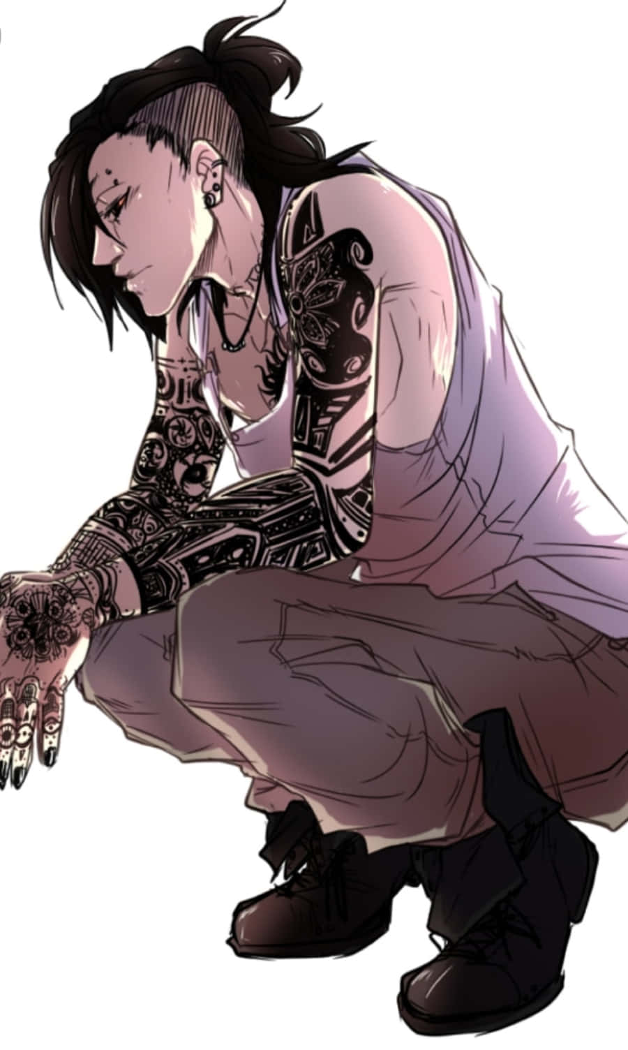 Tokyo Ghoul Uta 桌布 壁紙 — 一個紋身動漫角色以沉思姿勢蹲下，深色頭髮，手臂和手上覆蓋著精細的墨水。