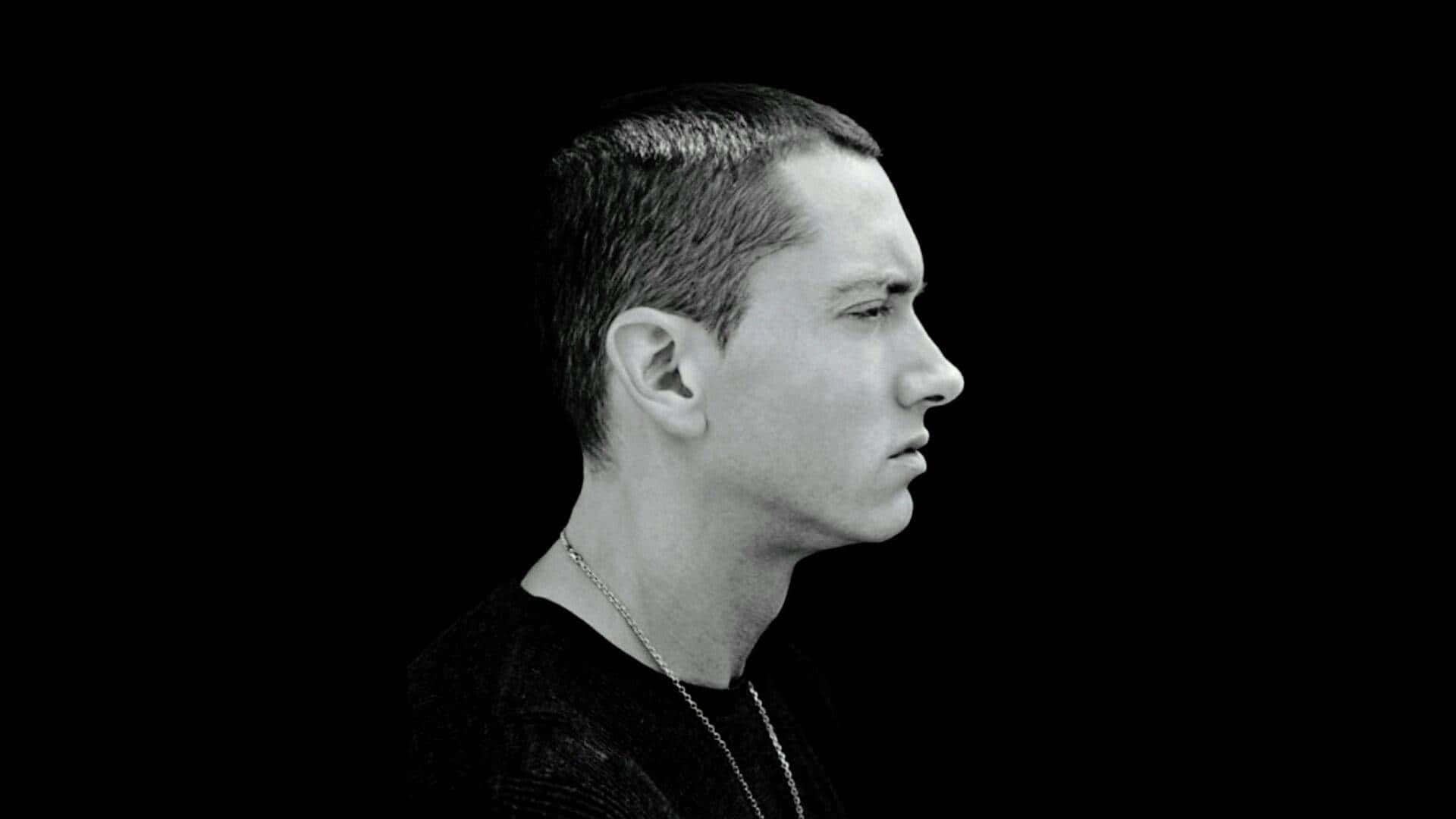 Eminem 桌布 壁紙 — 一個純黑色背景上，短髮男士的清晰黑白側面肖像。