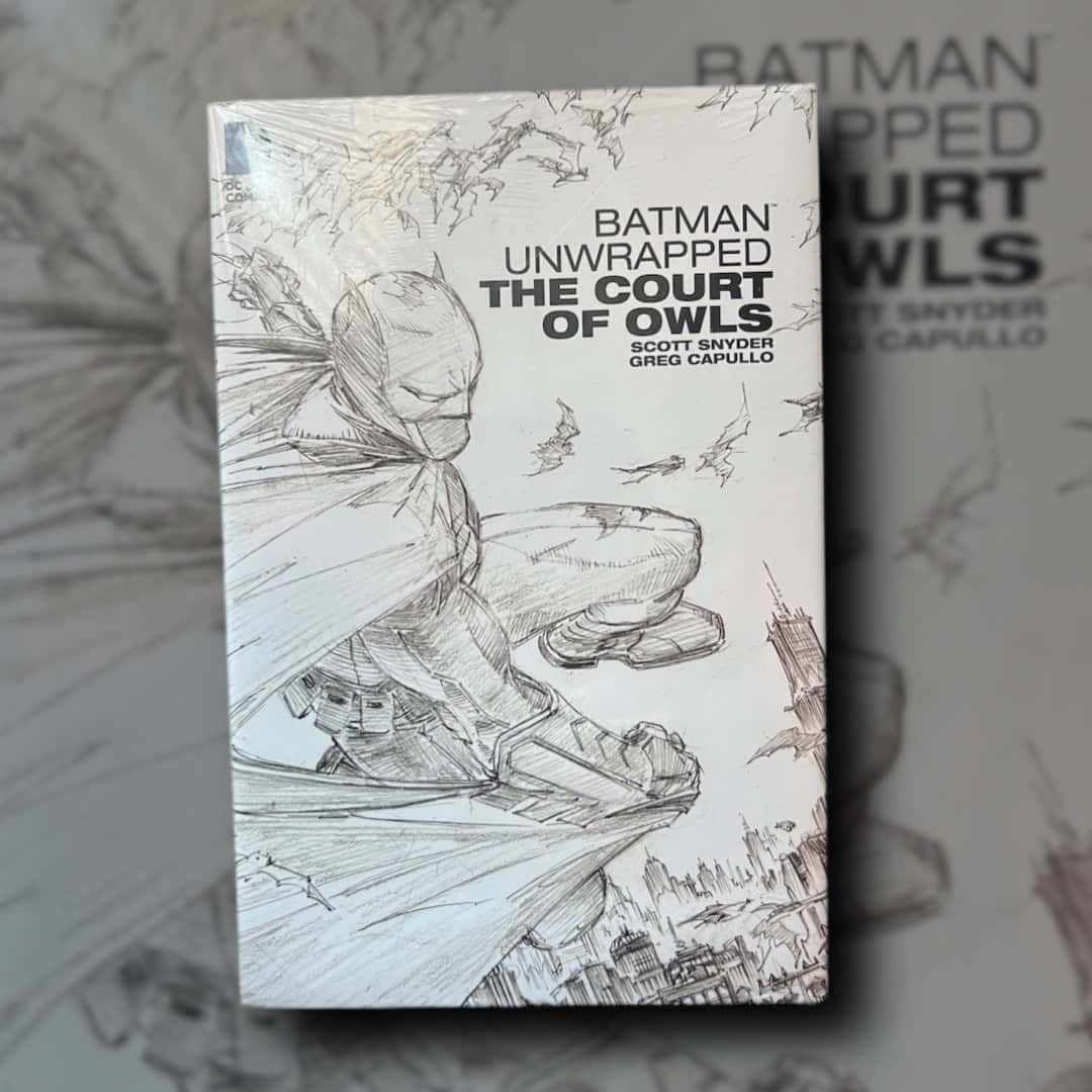 The Court Of Owls 桌布 壁紙 — 一個素描風格的蝙蝠俠漫畫封面，標題為「Unwrapped The Court of Owls」，放置在相配的插圖背景上。