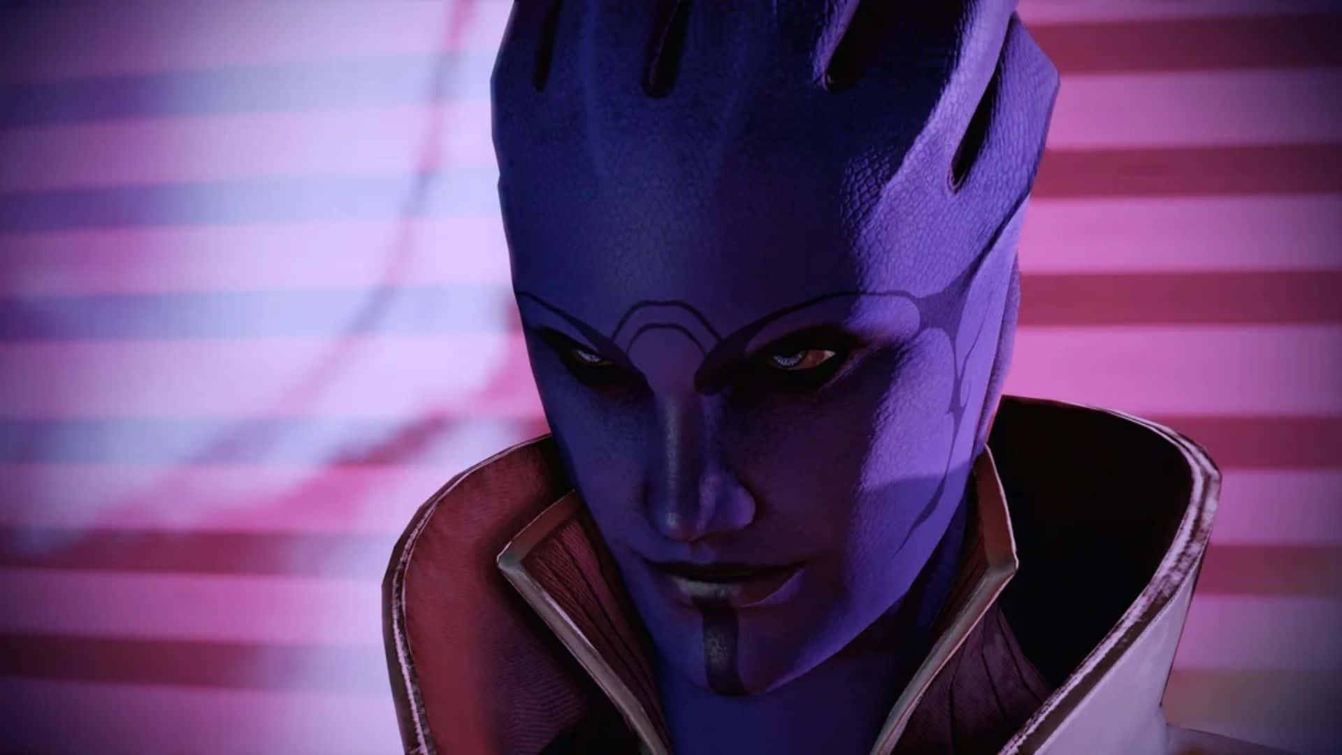 Aria T'loak 桌布 壁紙 — 一個紫色皮膚、發光橙色眼睛、戴著頭盔狀頭飾的外星人特寫，背景為粉紅和紫色條紋。