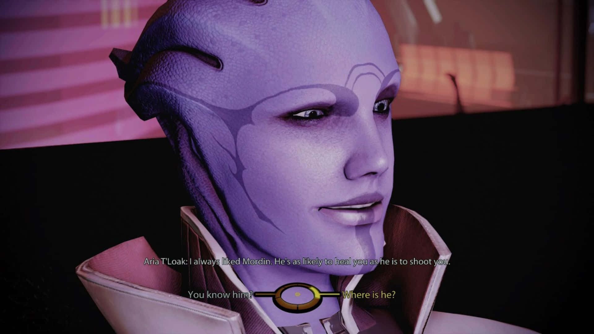 Aria T'loak 桌布 壁紙 — 一個紫色皮膚嘅阿薩里角色，帶有複雜嘅面部標記，喺昏暗嘅科幻場景中沉思凝視。