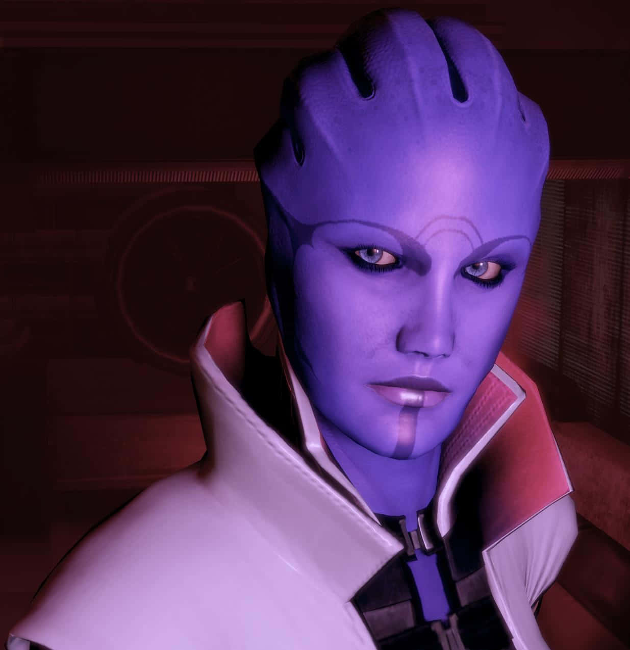 Aria T'loak 桌布 壁紙 — 一個紫色皮膚的外星女人特寫，擁有發光的眼睛和未來主義的服裝，在光線昏暗的房間裡。