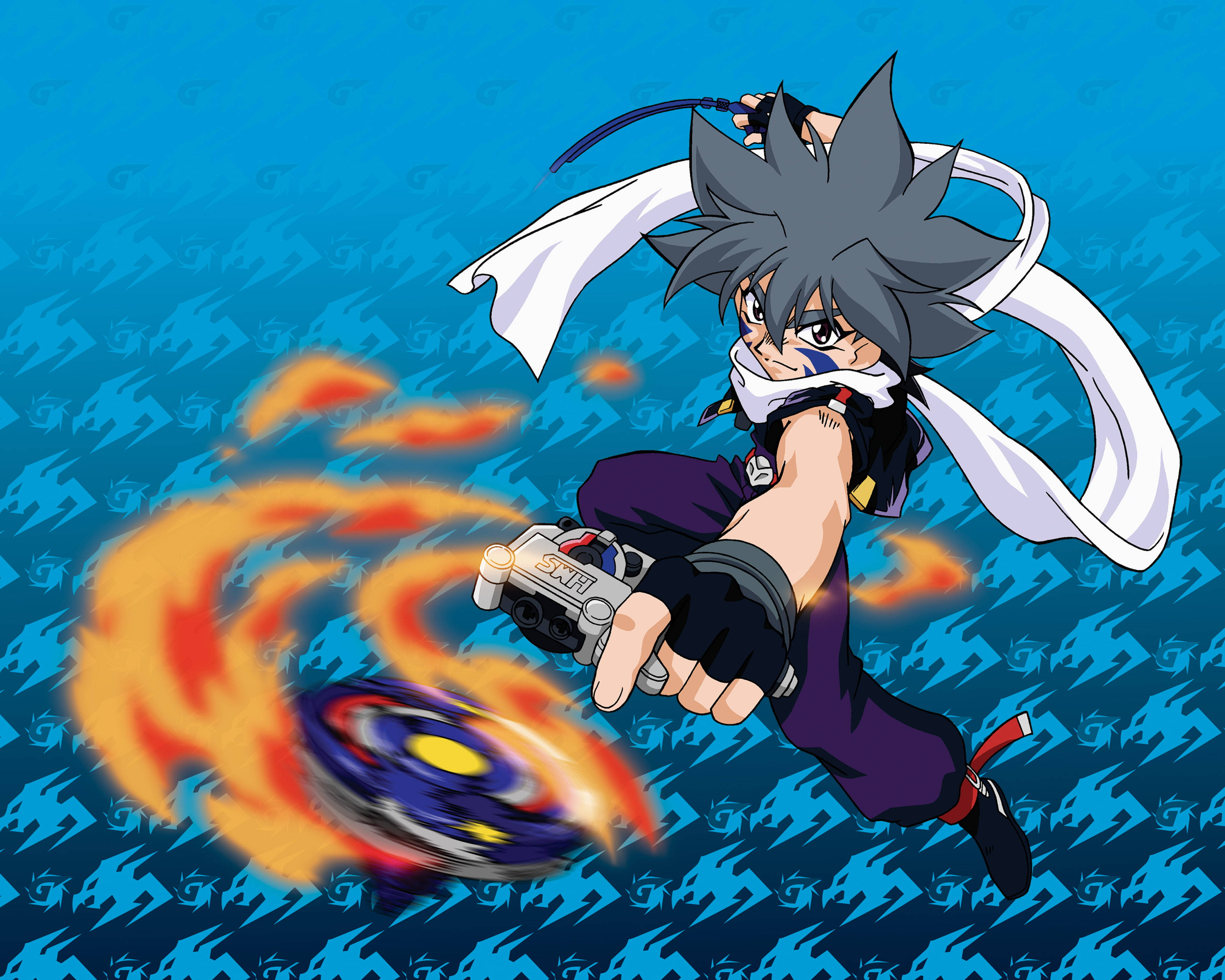 Beyblade 桌布 壁紙 — 一個紫色裝備、刺蝟頭的動漫男孩，在藍色閃電圖案背景前，專注地發射一個火熱的陀螺。