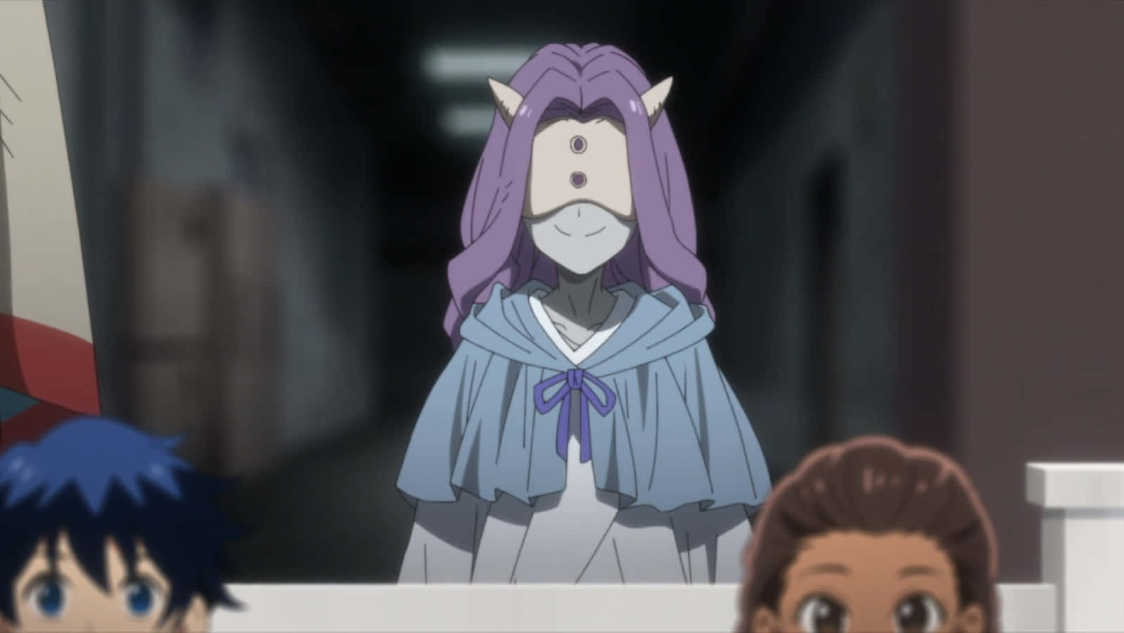 The Promised Neverland Mujika 桌布 壁紙 — 一個紫色頭髮、有角及戴面具的動漫角色站在昏暗的走廊中，從兩個小孩身後觀看。