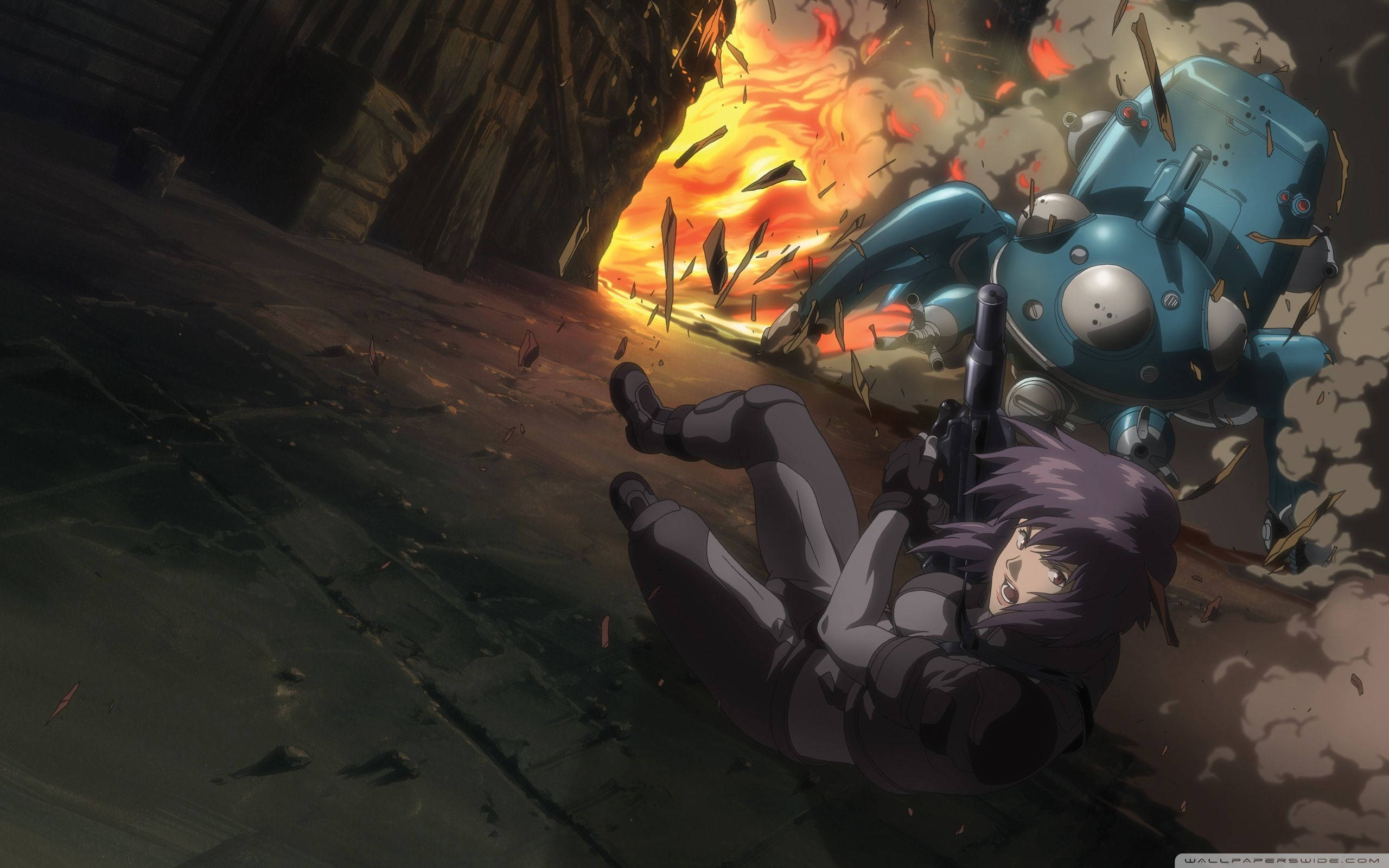 Ghost In The Shell AI Tachikoma 壁紙 — 一個紫色頭髮的動漫女孩躺在地上，身後一個藍色機甲在橙色火焰和煙霧中爆炸。