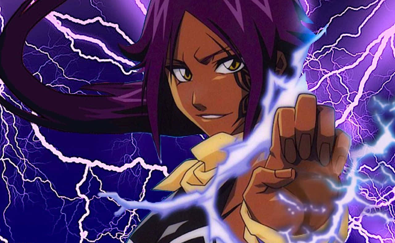Yoruichi Shihoin 桌布 壁紙 — 一個紫色頭髮的動漫角色，在暴風雨般的紫色天空下，從伸出的手中釋放出噼啪作響的閃電。