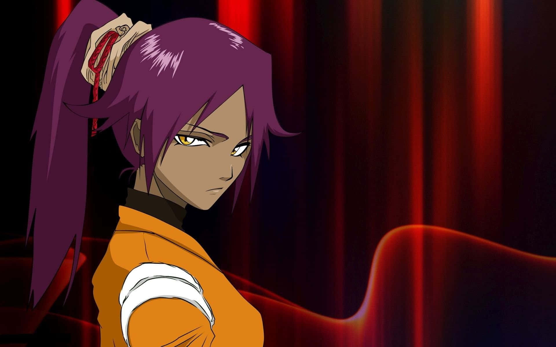 Yoruichi Shihoin 桌布 壁紙 — 一個紫色頭髮的動漫角色穿著橙色服裝，站在發光的紅色窗簾前，表情嚴肅。